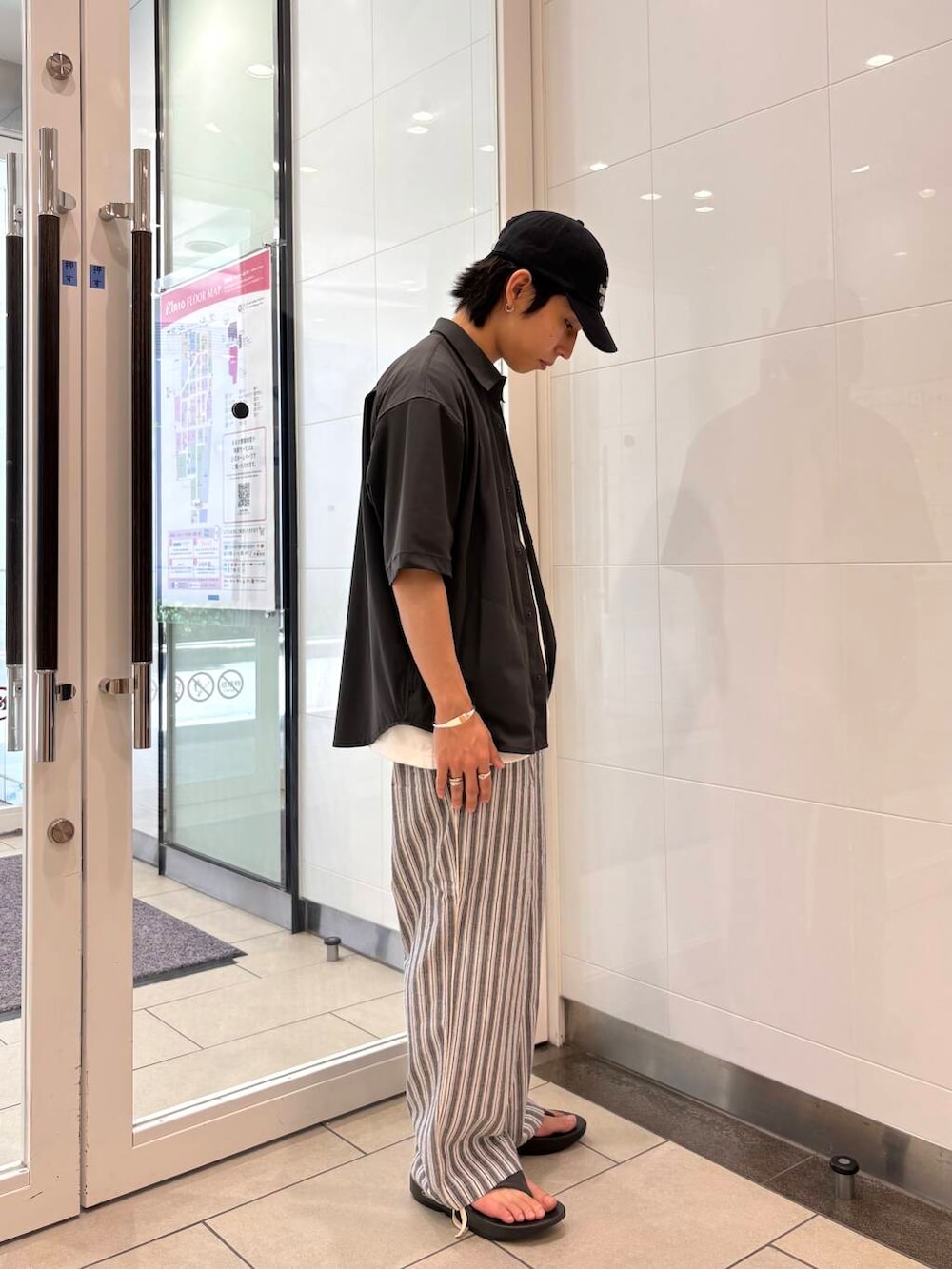 「シャツスタイル、ビッグシルエット、カジュアル、レイヤードスタイル、低身長、夏コーデ、20代、サンダルコーデ、機能性素材、キャップコーデ、アーバンスタイル、freezy、休日リラックススタイル、一枚で決まるtシャツ」|「OOFOSのOOFOS Ooriginal(サンダル、ブラック系)」を使った、オタケさん(メンズ・162cm)の夏コーディネートの4枚目の写真