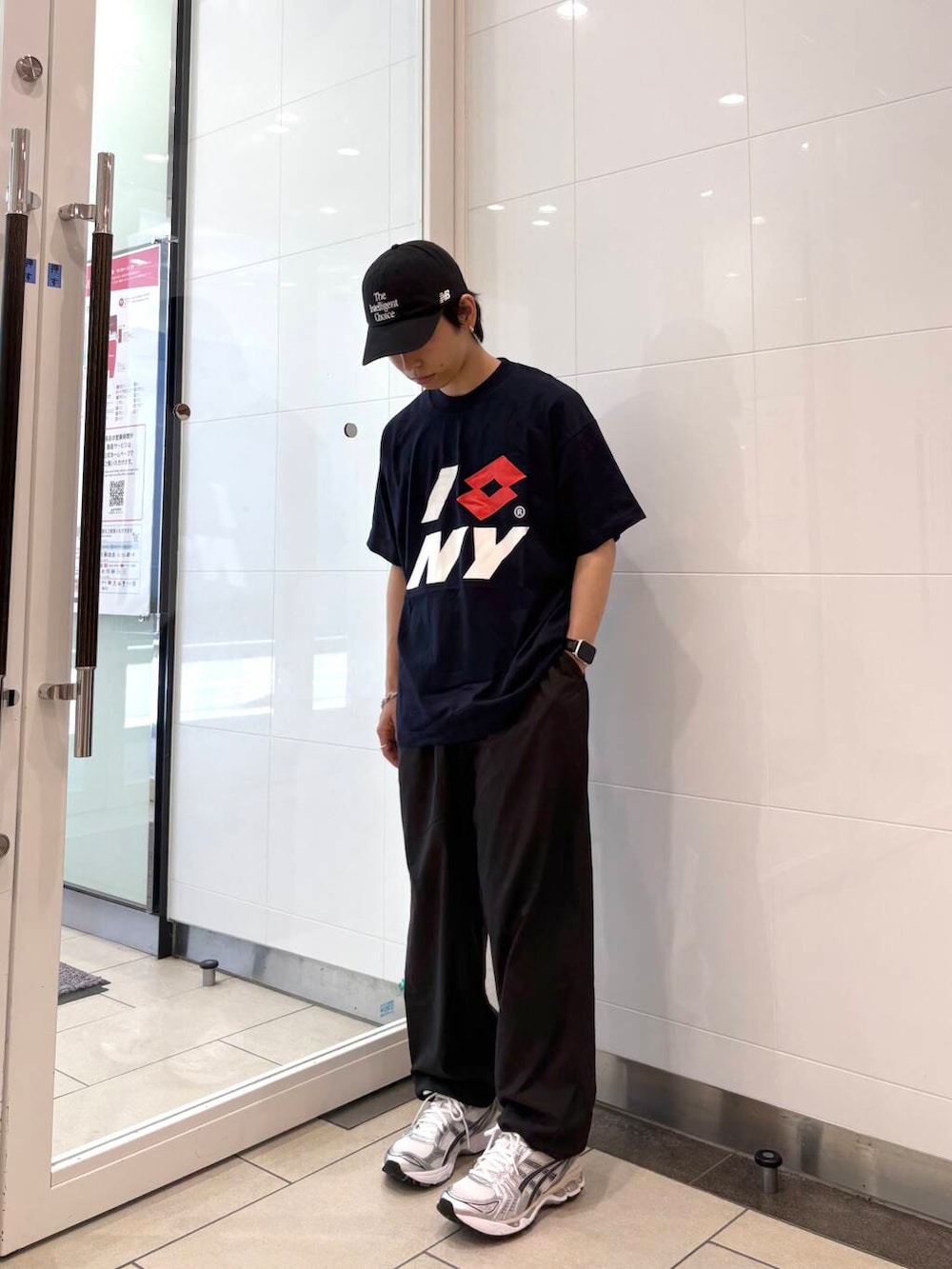 ホワイト系のスニーカー、ブラック系のその他パンツ、ブルー系のTシャツ/カットソーを着用したメンズの夏コーディネートの2枚目の写真
