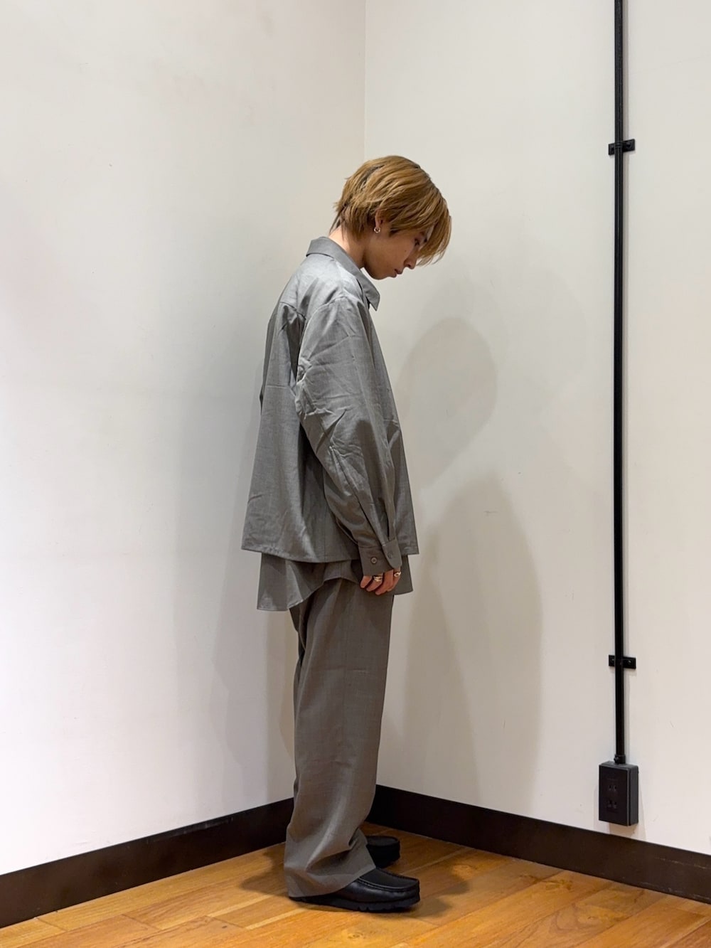 グレー系のブルゾン、グレー系のシャツ/ブラウス、グレー系のその他パンツを着用したメンズの春コーディネートの4枚目の写真