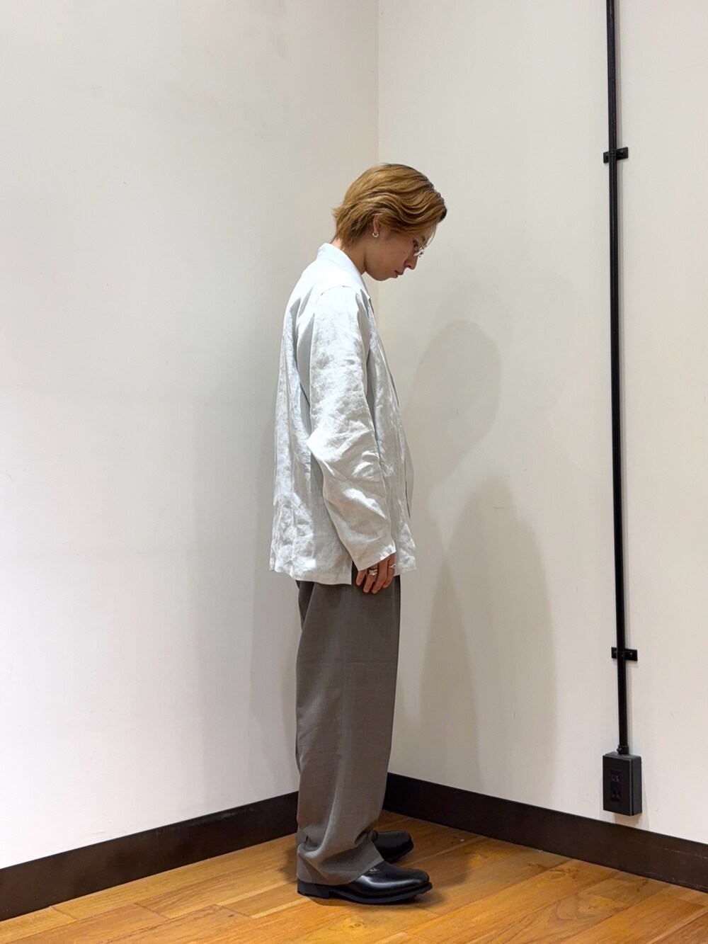 グレー系のその他パンツ、ブラック系のドレスシューズ、ブルー系のその他アウターを着用したメンズの春コーディネートの9枚目の写真