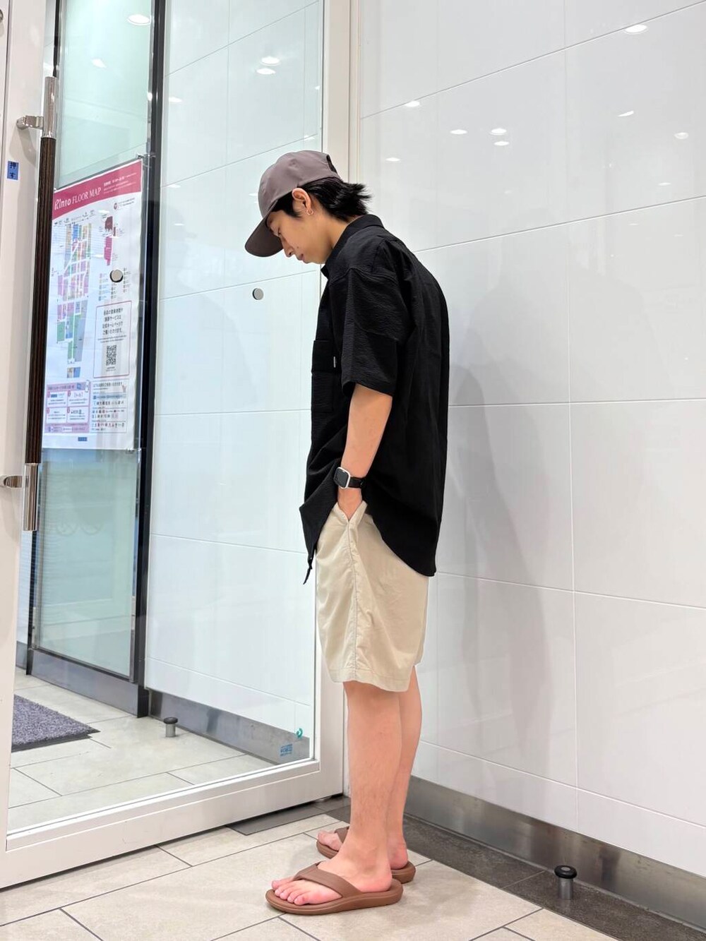 グレー系のその他パンツ、ブラック系のシャツ/ブラウス、ブラウン系のサンダルを着用したメンズの夏コーディネートの2枚目の写真
