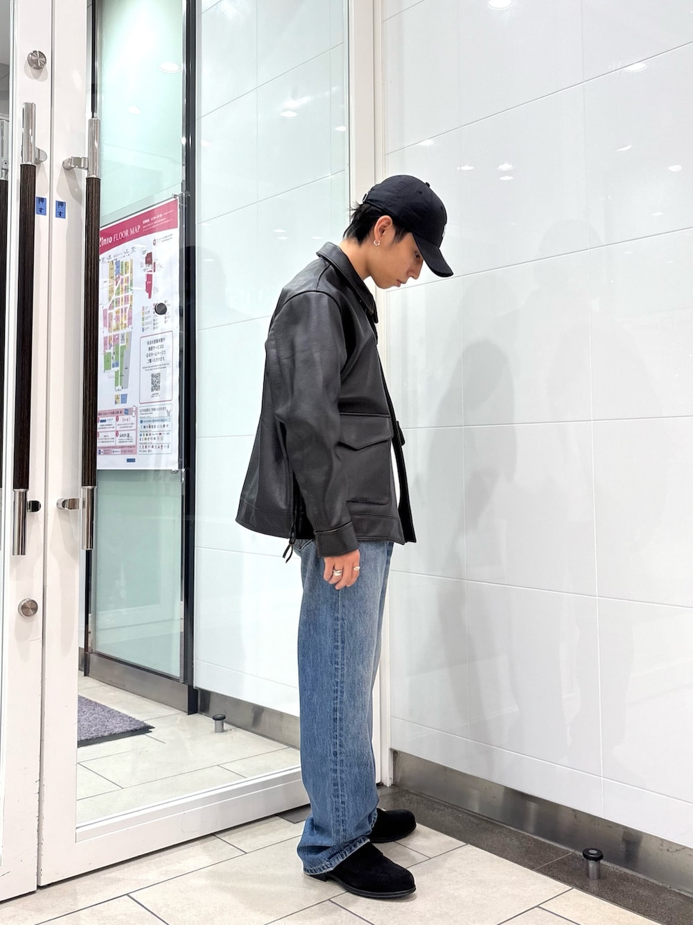 ブラウン系のその他アウター、ブルー系のデニムパンツ、ホワイト系のTシャツ/カットソーを着用したメンズの秋コーディネートの4枚目の写真