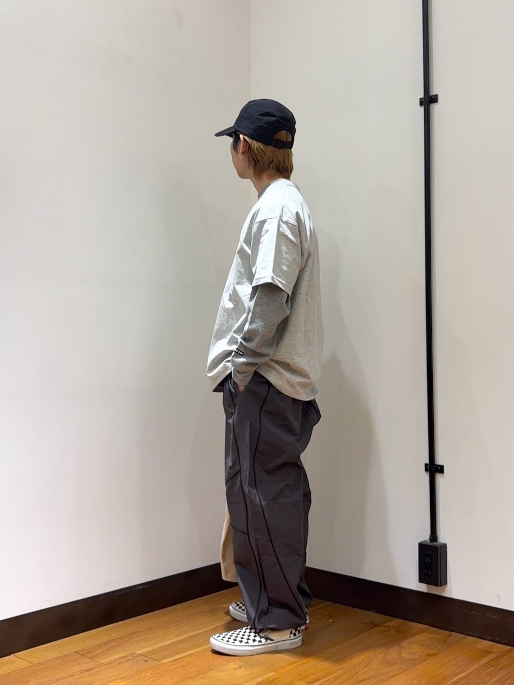 グレー系のTシャツ/カットソー、グレー系のTシャツ/カットソー、グレー系のその他パンツを着用したメンズの春コーディネートの2枚目の写真