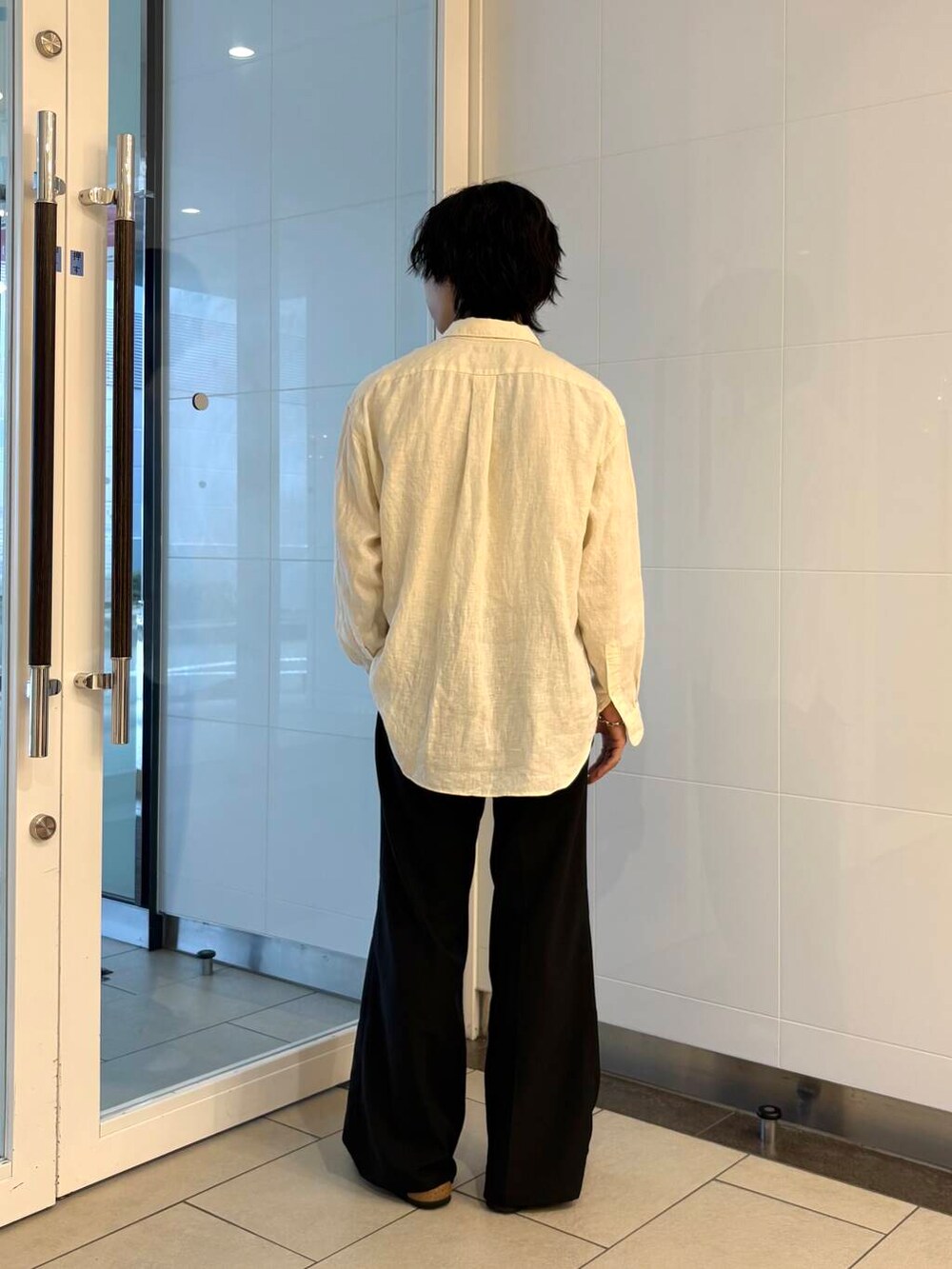 ブラック系のその他パンツ、ブラック系のサンダル、ホワイト系のシャツ/ブラウスを着用したメンズの夏コーディネートの3枚目の写真