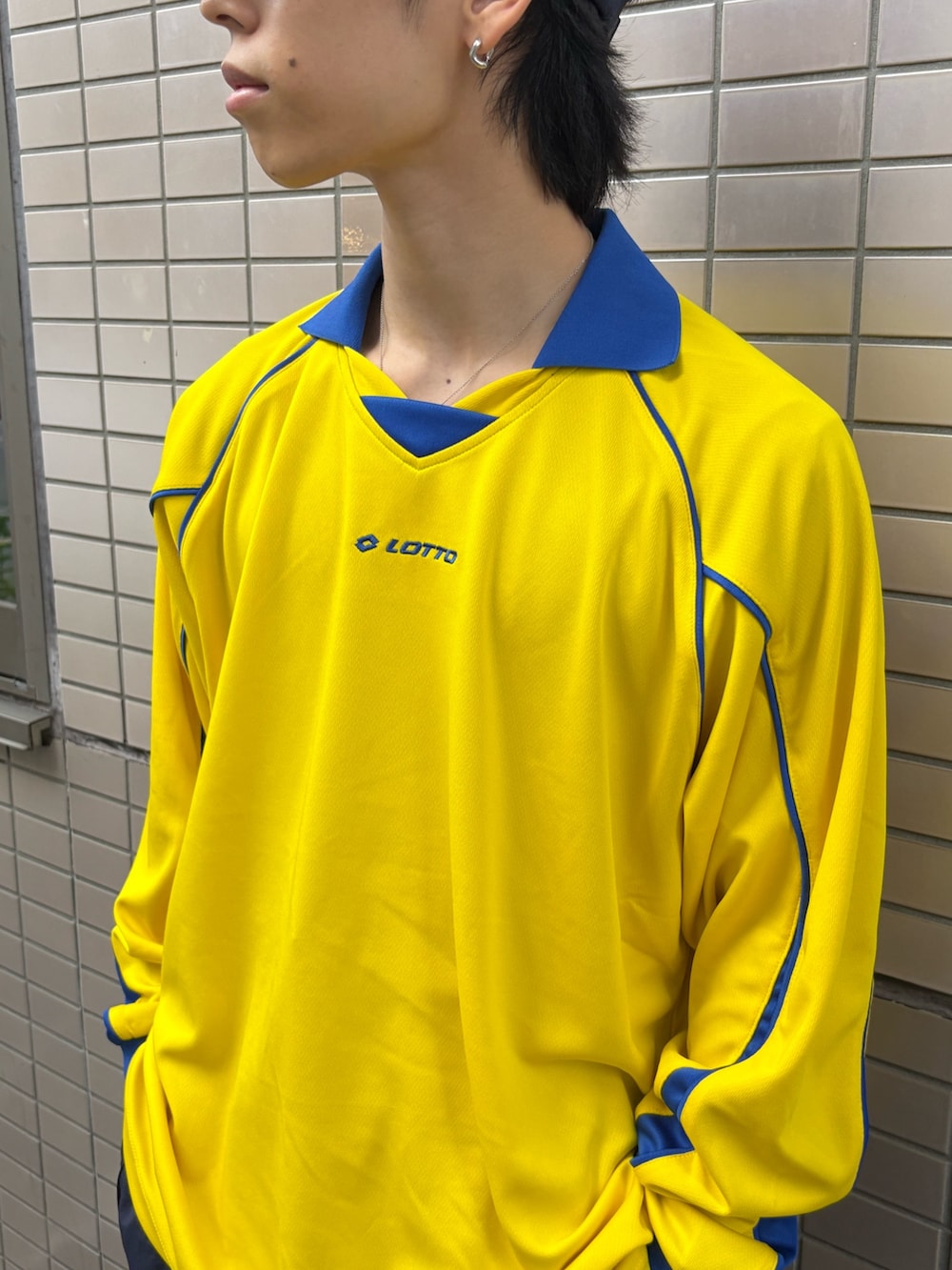 イエロー系のTシャツ/カットソー、ブルー系のその他パンツ、ブルー系のキャップを着用したメンズの秋コーディネートの3枚目の写真
