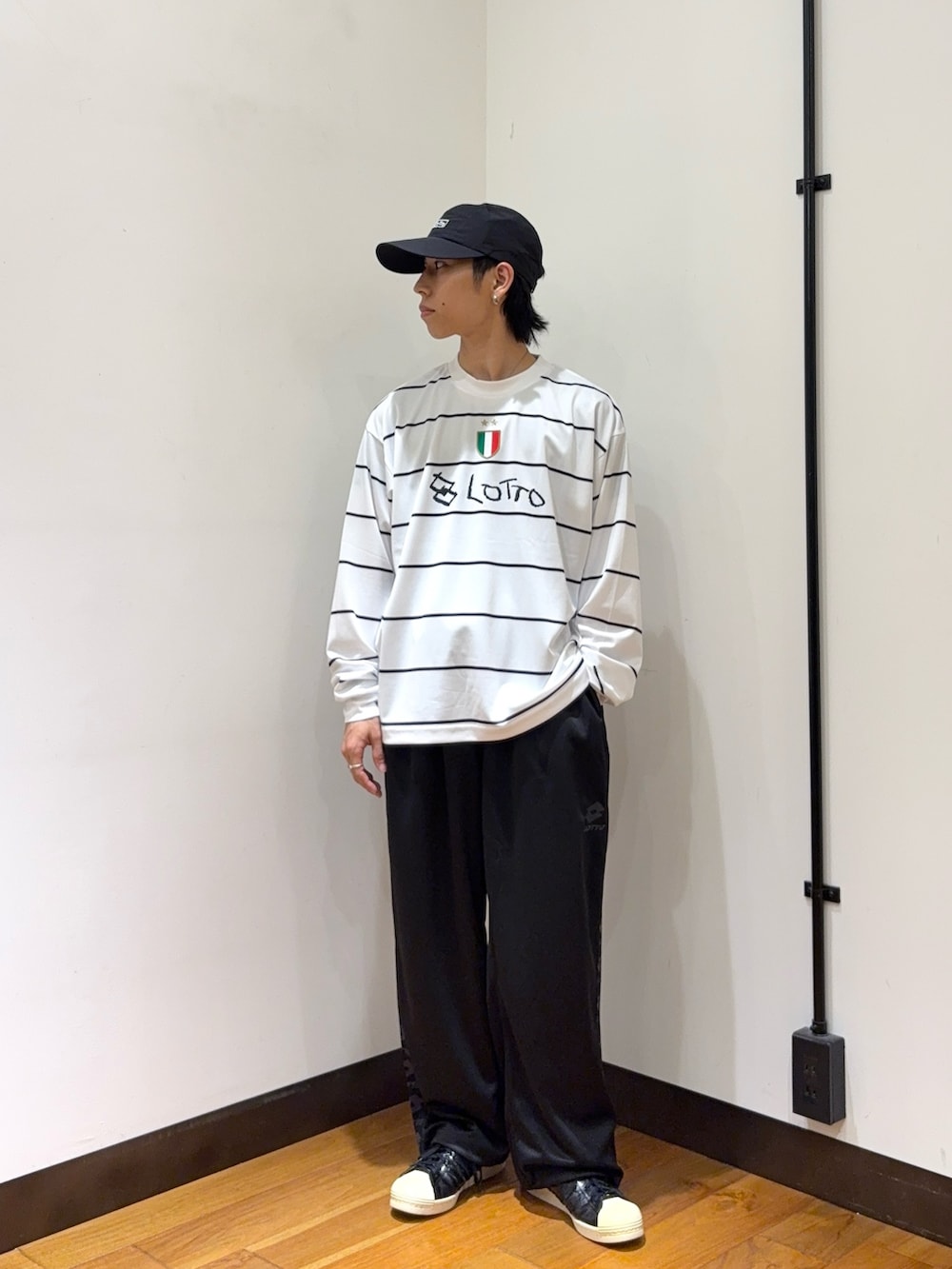 ブラック系のブルゾン、ホワイト系のTシャツ/カットソー、ブラック系のその他パンツを着用したメンズの秋コーディネートの5枚目の写真