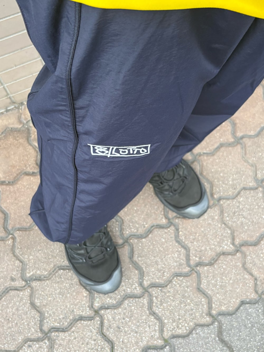 イエロー系のTシャツ/カットソー、ブルー系のその他パンツ、ブルー系のキャップを着用したメンズの秋コーディネートの4枚目の写真