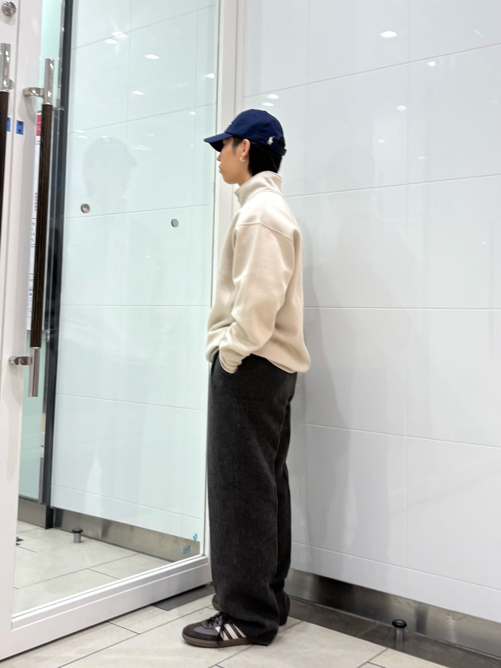 ベージュ系のスウェット、グレー系のその他パンツ、ブラウン系のスニーカーを着用したメンズの秋コーディネートの2枚目の写真