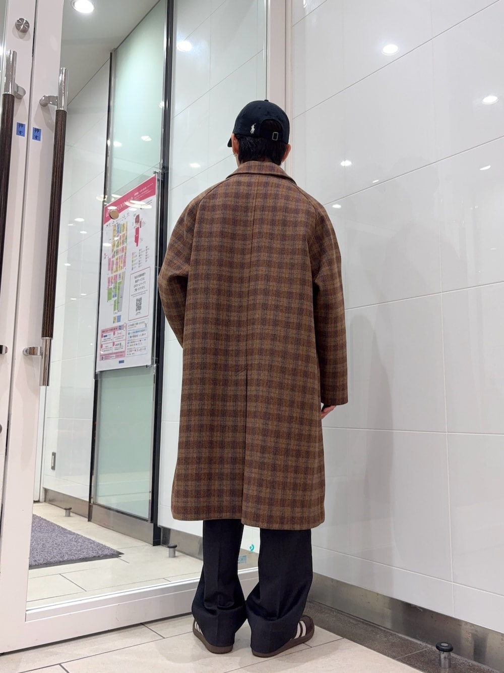 その他のステンカラーコート、ホワイト系のシャツ/ブラウス、ブラック系のカーディガン/ボレロを着用したメンズの冬コーディネートの3枚目の写真