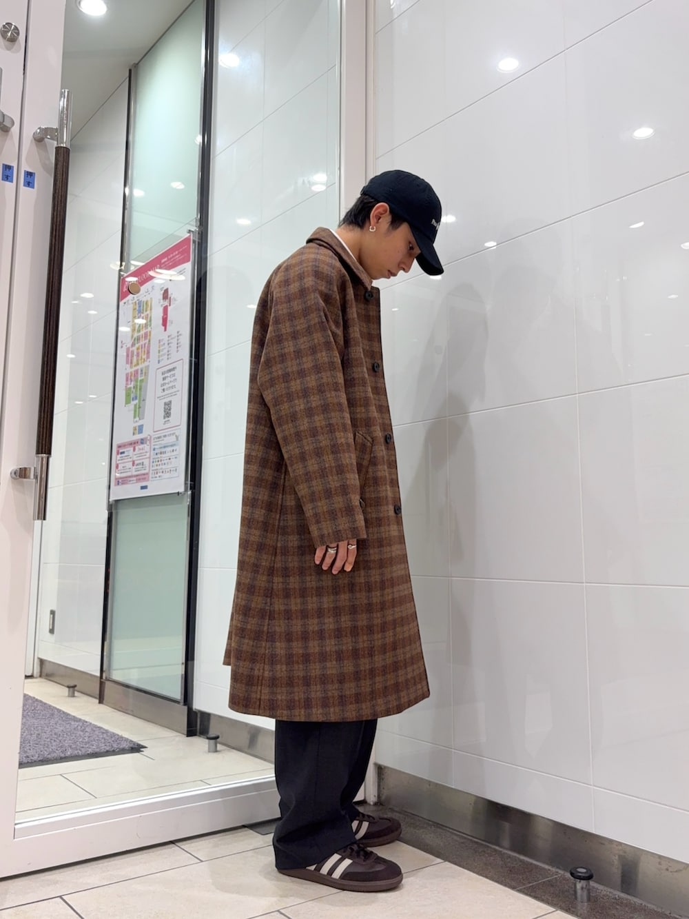 その他のステンカラーコート、ホワイト系のシャツ/ブラウス、ブラック系のカーディガン/ボレロを着用したメンズの冬コーディネートの4枚目の写真