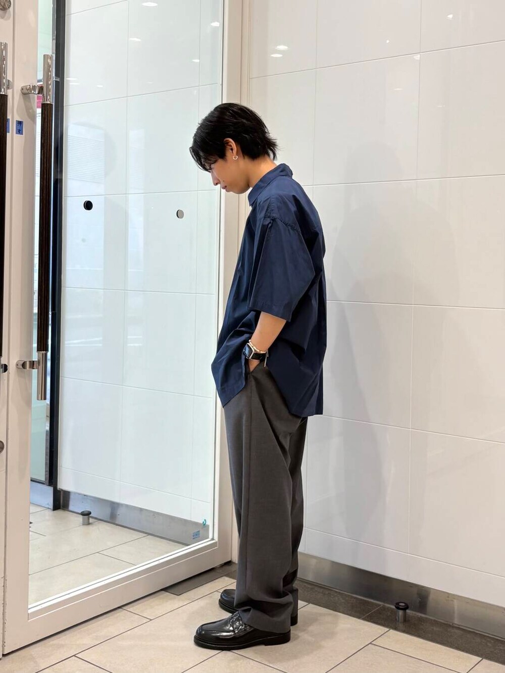 グレー系のその他パンツ、ブルー系のシャツ/ブラウス、ブラック系のドレスシューズを着用したメンズの夏コーディネートの2枚目の写真