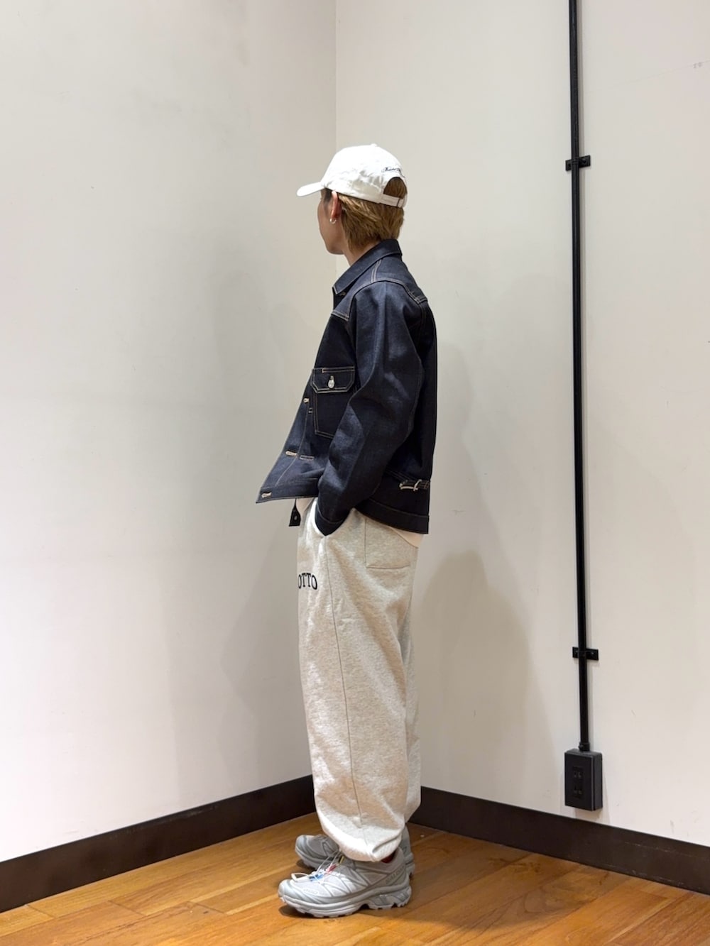 ブルー系のデニムジャケット、ホワイト系のTシャツ/カットソー、グレー系のその他パンツを着用したメンズの春コーディネートの2枚目の写真