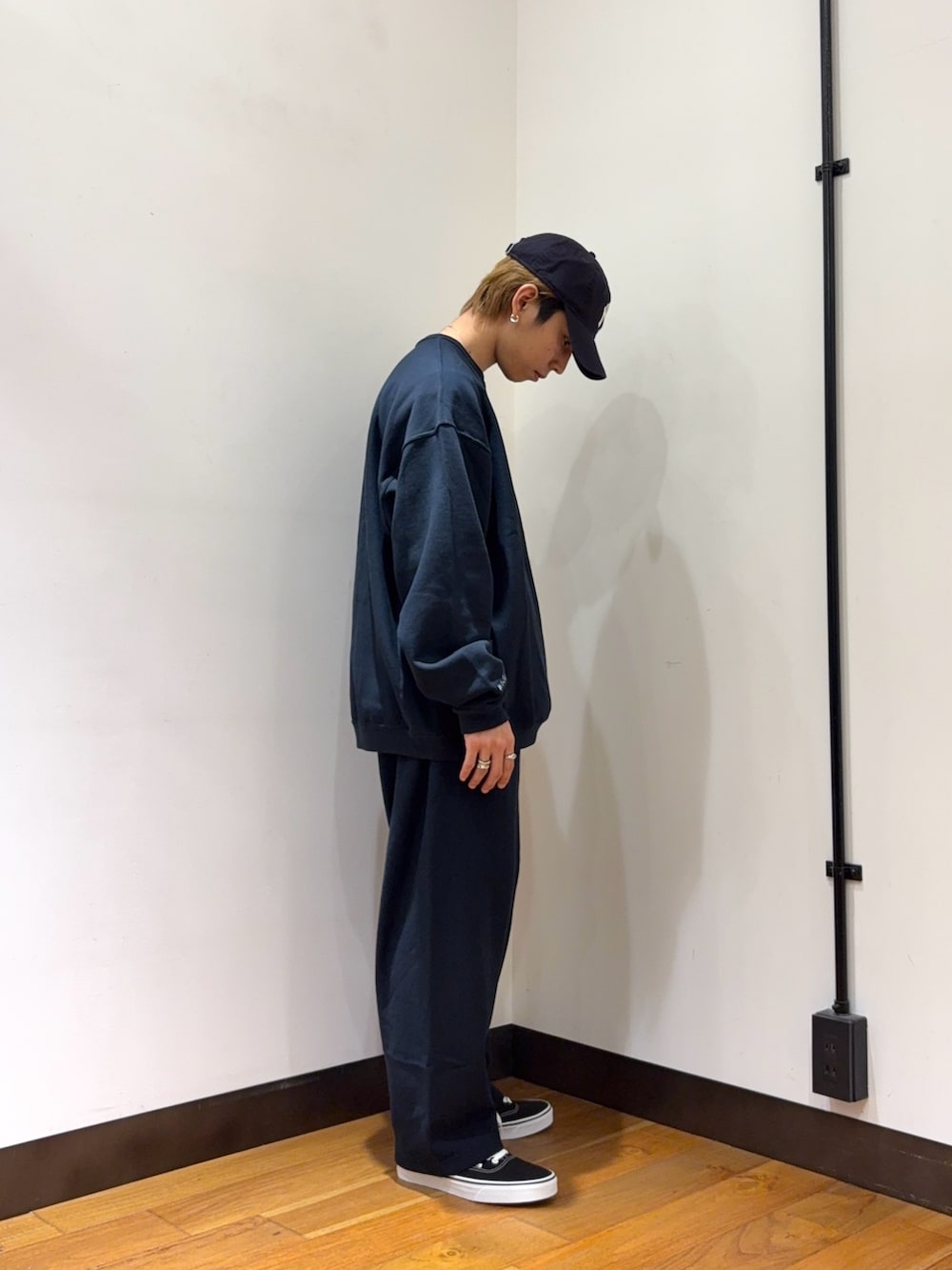 ブルー系のスウェット、ブルー系のその他パンツ、ブラック系のスニーカーを着用したメンズの冬コーディネートの4枚目の写真