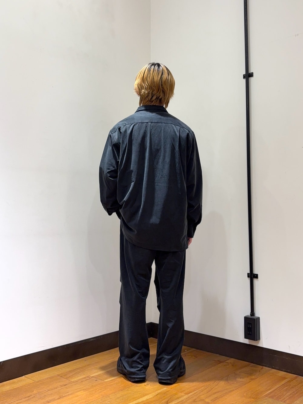 ブラック系のシャツ/ブラウス、ブラック系のその他パンツ、ホワイト系のTシャツ/カットソーを着用したメンズの春コーディネートの3枚目の写真