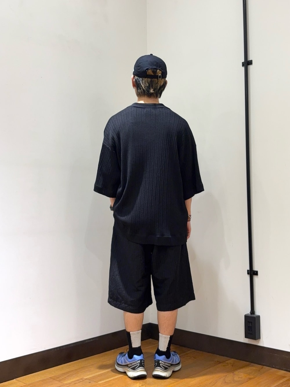 ブラック系のシャツ/ブラウス、その他のその他パンツ、ブルー系のスニーカーを着用したメンズの夏コーディネートの3枚目の写真