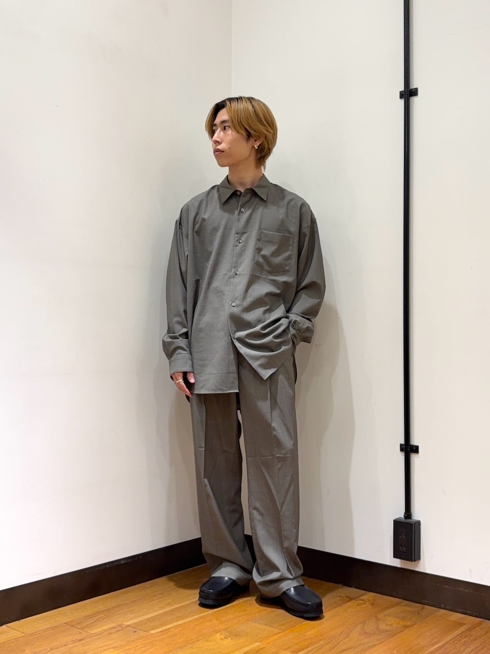 グレー系のブルゾン、グレー系のシャツ/ブラウス、グレー系のその他パンツを着用したメンズの春コーディネートの5枚目の写真