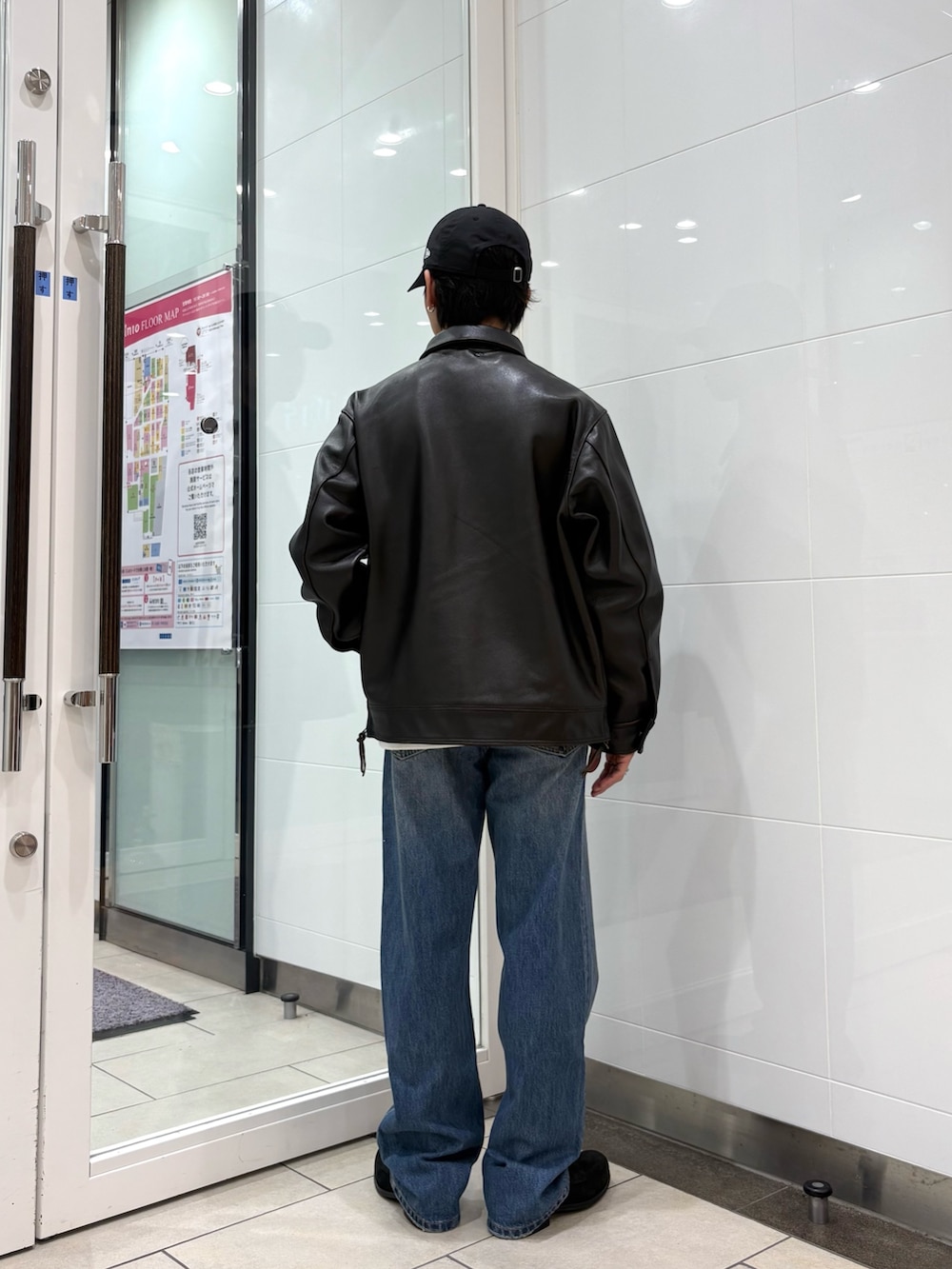 ブラウン系のその他アウター、ブルー系のデニムパンツ、ホワイト系のTシャツ/カットソーを着用したメンズの秋コーディネートの3枚目の写真