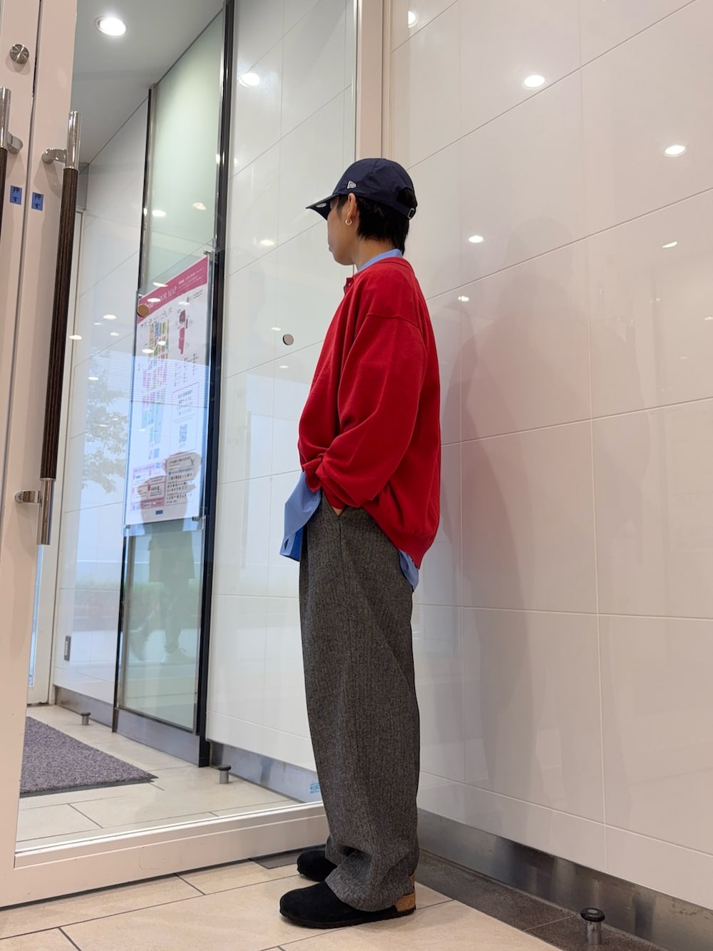 ブラウン系のニット/セーター、ブルー系のシャツ/ブラウス、グレー系のその他パンツを着用したメンズの冬コーディネートの2枚目の写真