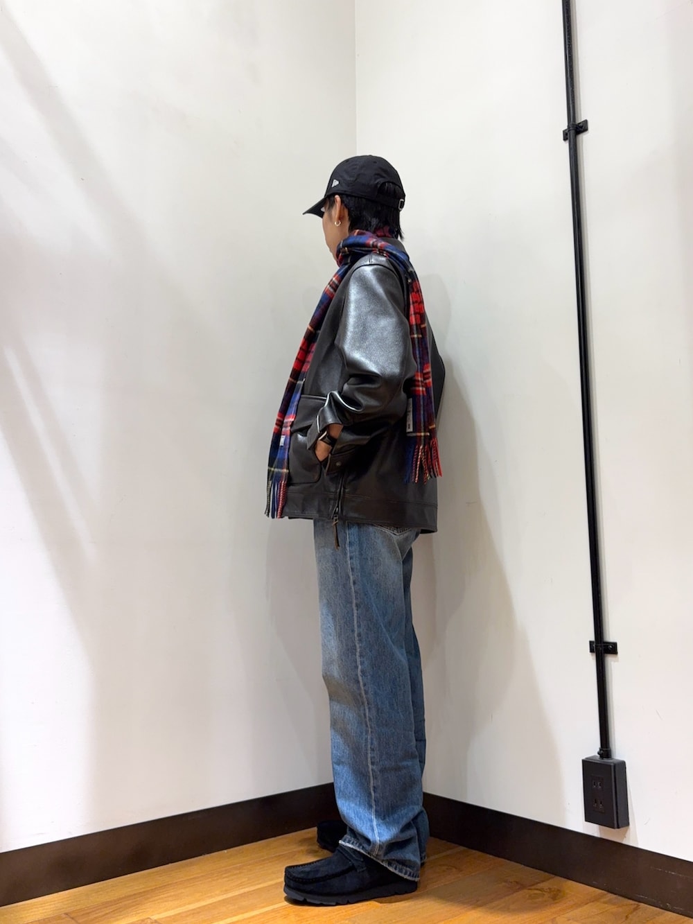 ブラウン系のその他アウター、ブルー系のデニムパンツ、ブラック系のその他シューズを着用したメンズの秋コーディネートの2枚目の写真