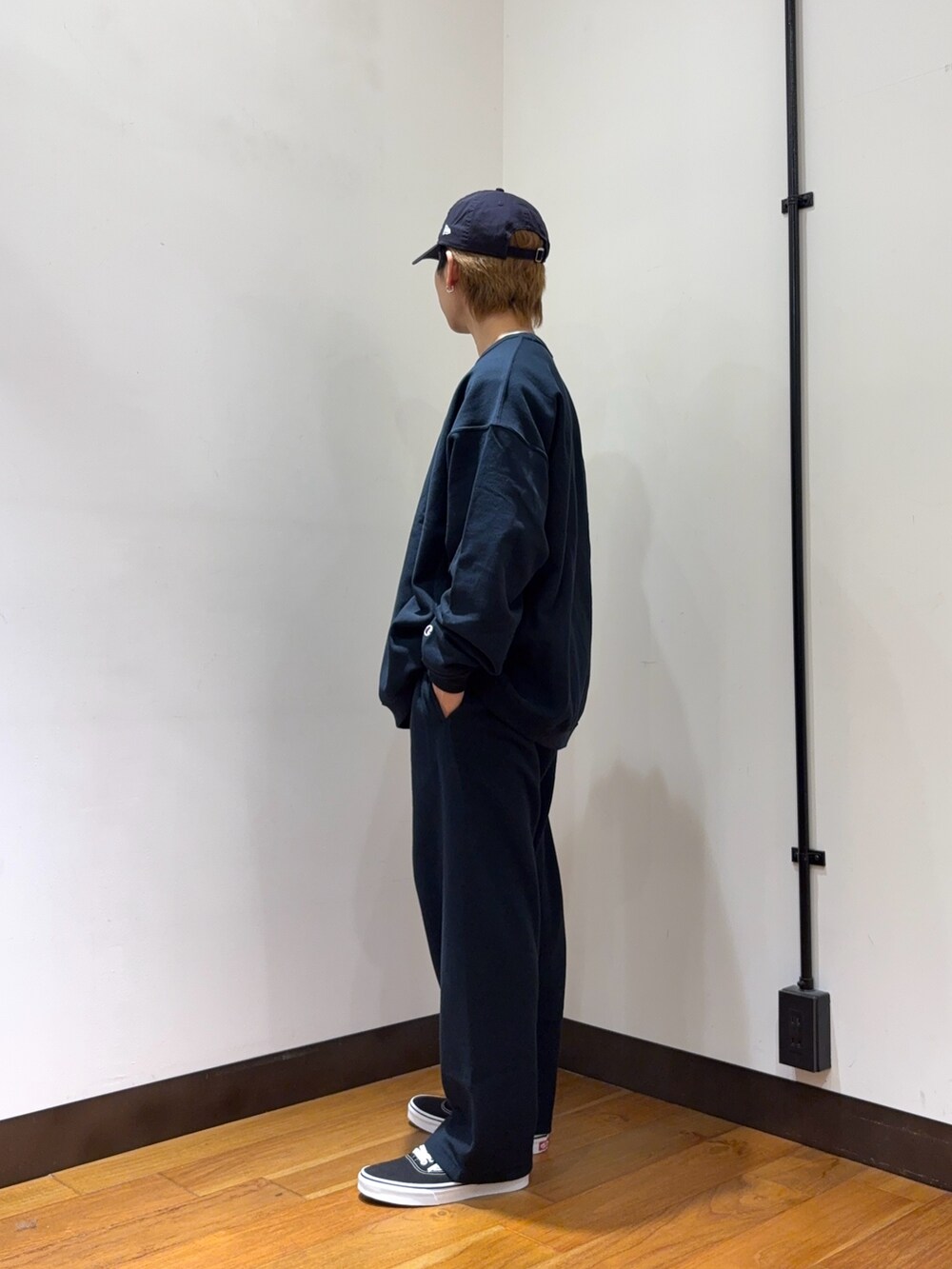 ブルー系のスウェット、ブルー系のその他パンツ、ブラック系のスニーカーを着用したメンズの冬コーディネートの2枚目の写真