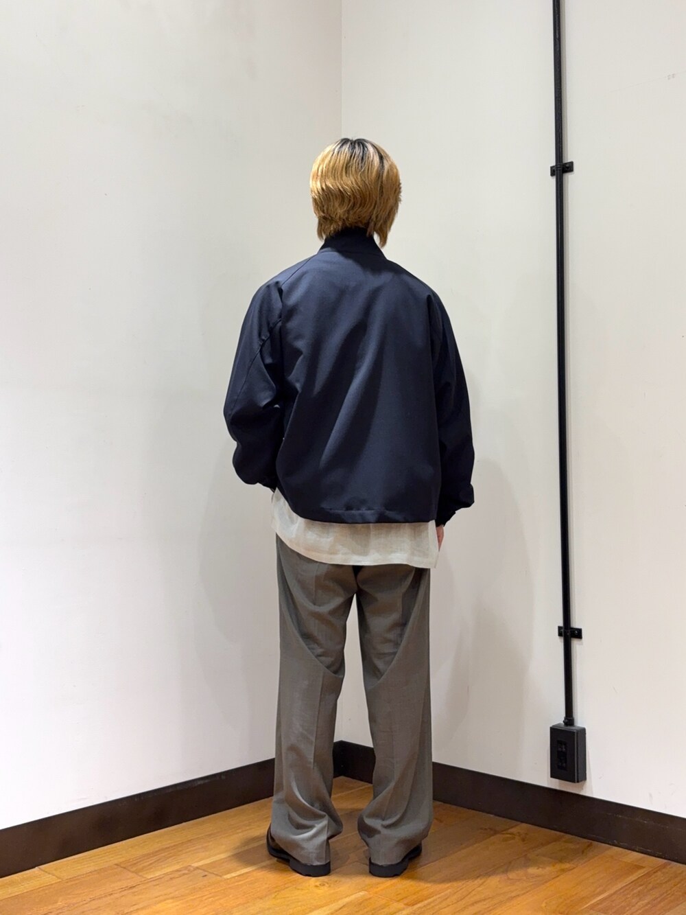 グレー系のその他パンツ、ブラック系のドレスシューズ、ブルー系のその他アウターを着用したメンズの春コーディネートの4枚目の写真