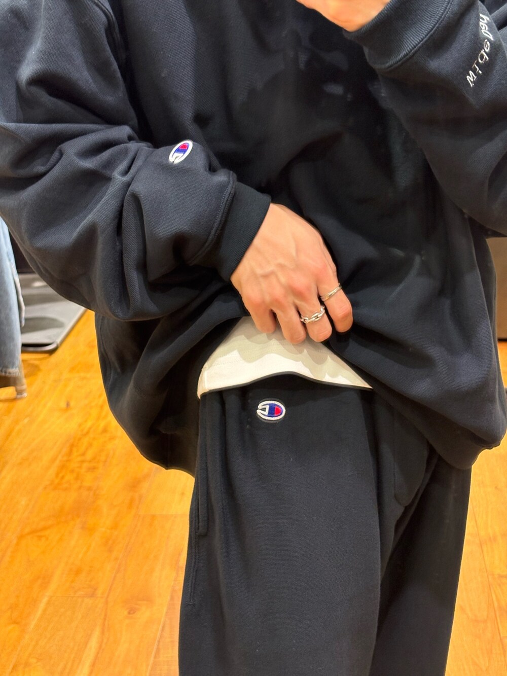 ブルー系のスウェット、ブルー系のその他パンツ、ブラック系のスニーカーを着用したメンズの冬コーディネートの7枚目の写真