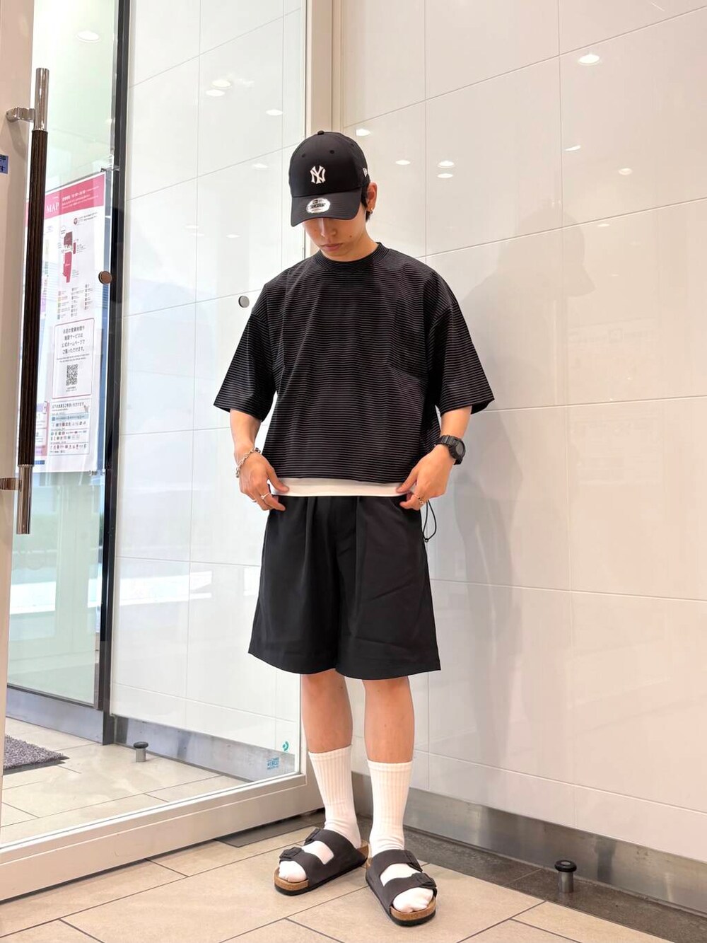 グレー系のサンダル、ブラック系のTシャツ/カットソー、グレー系のその他パンツを着用したメンズの夏コーディネートの6枚目の写真