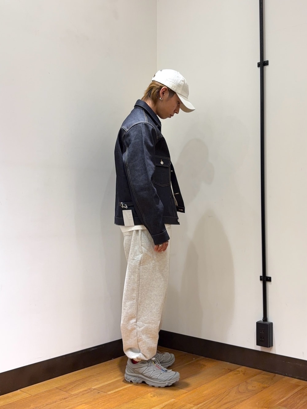 ブルー系のデニムジャケット、ホワイト系のTシャツ/カットソー、グレー系のその他パンツを着用したメンズの春コーディネートの4枚目の写真