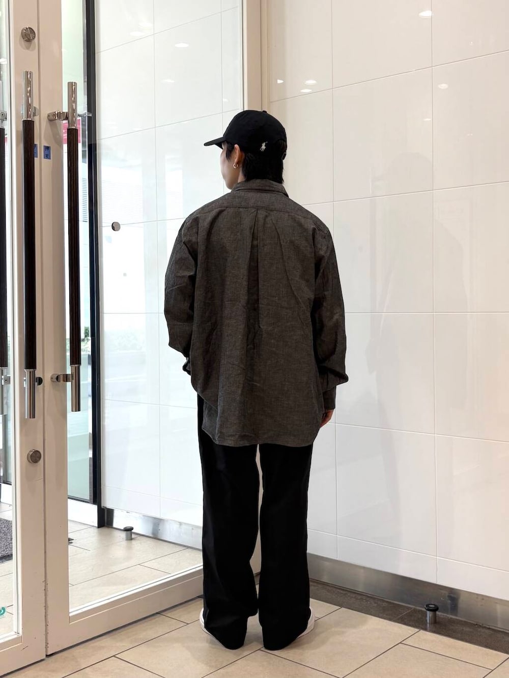 「シャツスタイル、ワイドパンツ、ビッグシルエット、カジュアル、キレイめ、ストリート、オーバーサイズ、スポーツミックス、デートコーデ、ワントーン、リラックススタイル、URBANRESEARCH、シンプルコーデ、チノパン、低身長」｜「URBAN RESEARCHの接触冷感スムージーTシャツ（Tシャツ/カットソー、ホワイト系）」を使った、オタケさん（メンズ・162cm）の夏コーディネートの3枚目の写真