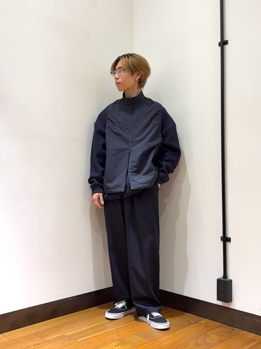 ブルー系のベスト、グレー系のTシャツ/カットソー、ブルー系のその他パンツを着用したメンズの冬コーディネートの5枚目の写真