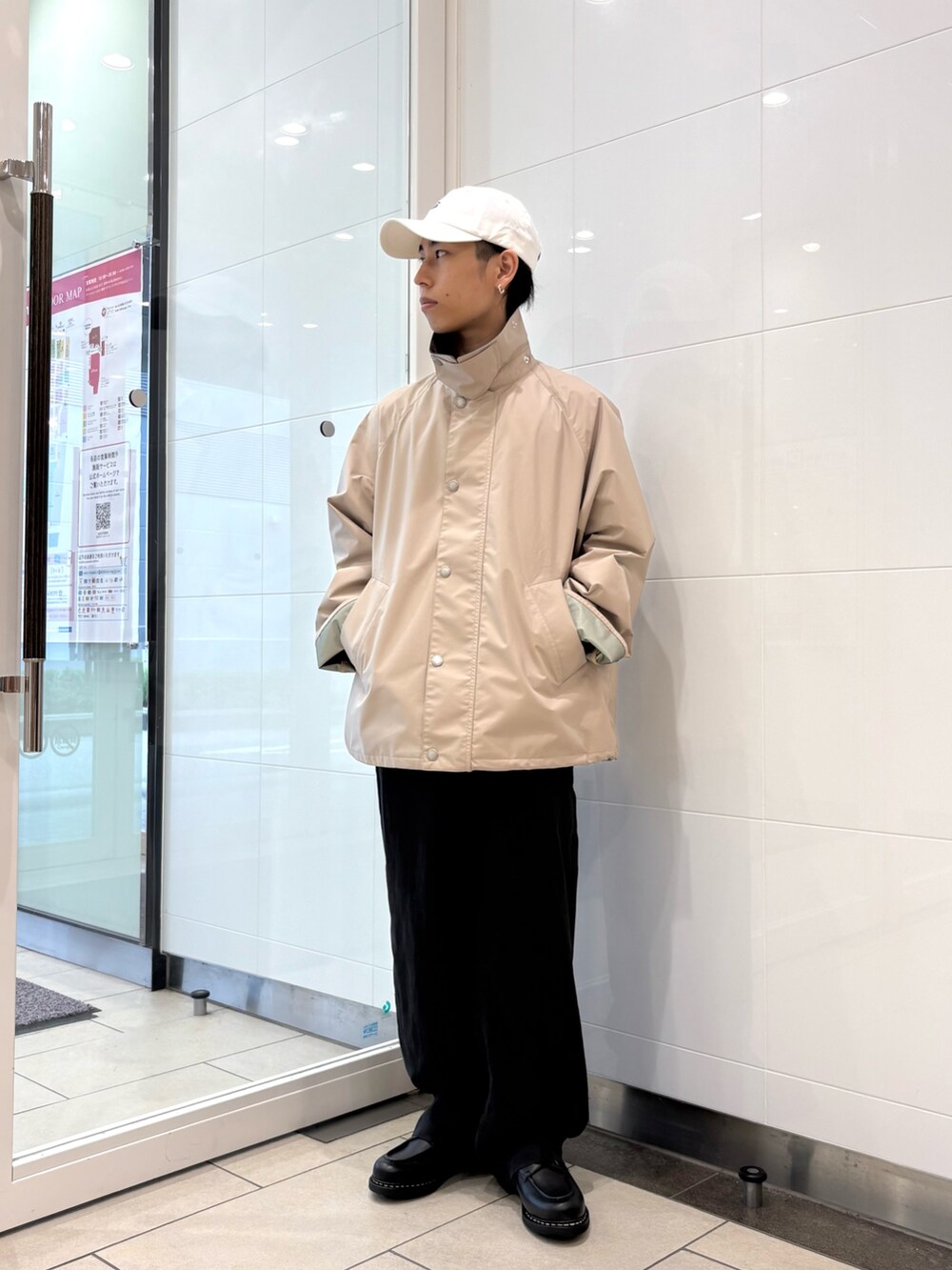 ベージュ系のナイロンジャケット、ブラック系のその他パンツ、ブラック系のその他シューズを着用したメンズの夏コーディネートの9枚目の写真