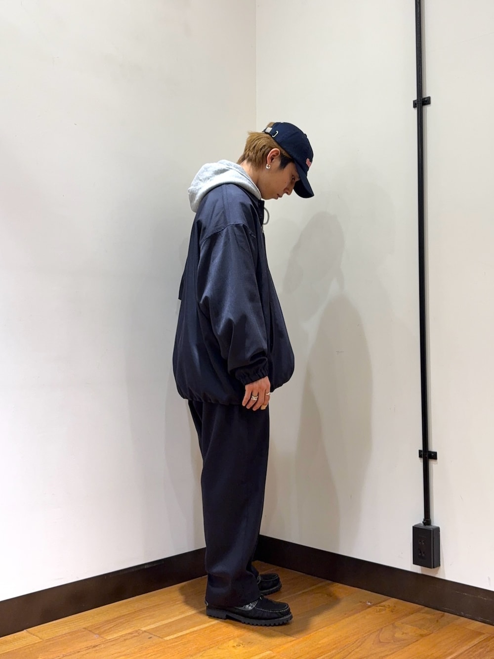 ブルー系のその他アウター、ブルー系のその他パンツを着用したメンズの冬コーディネートの5枚目の写真