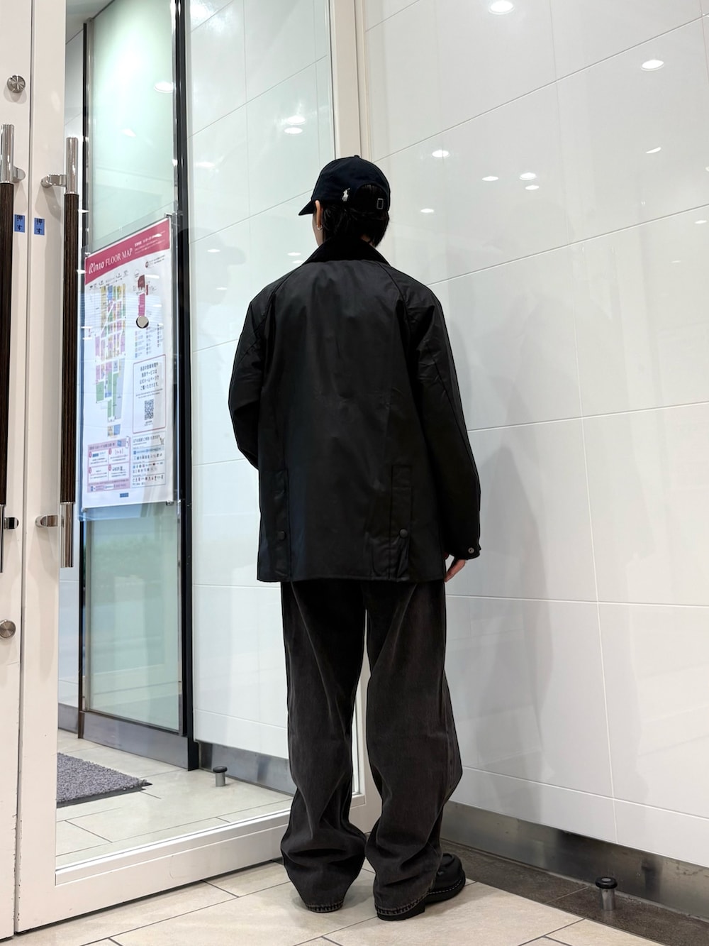 ブラック系のテーラードジャケット、ブラック系のデニムパンツ、ブラック系のドレスシューズを着用したメンズの秋コーディネートの3枚目の写真