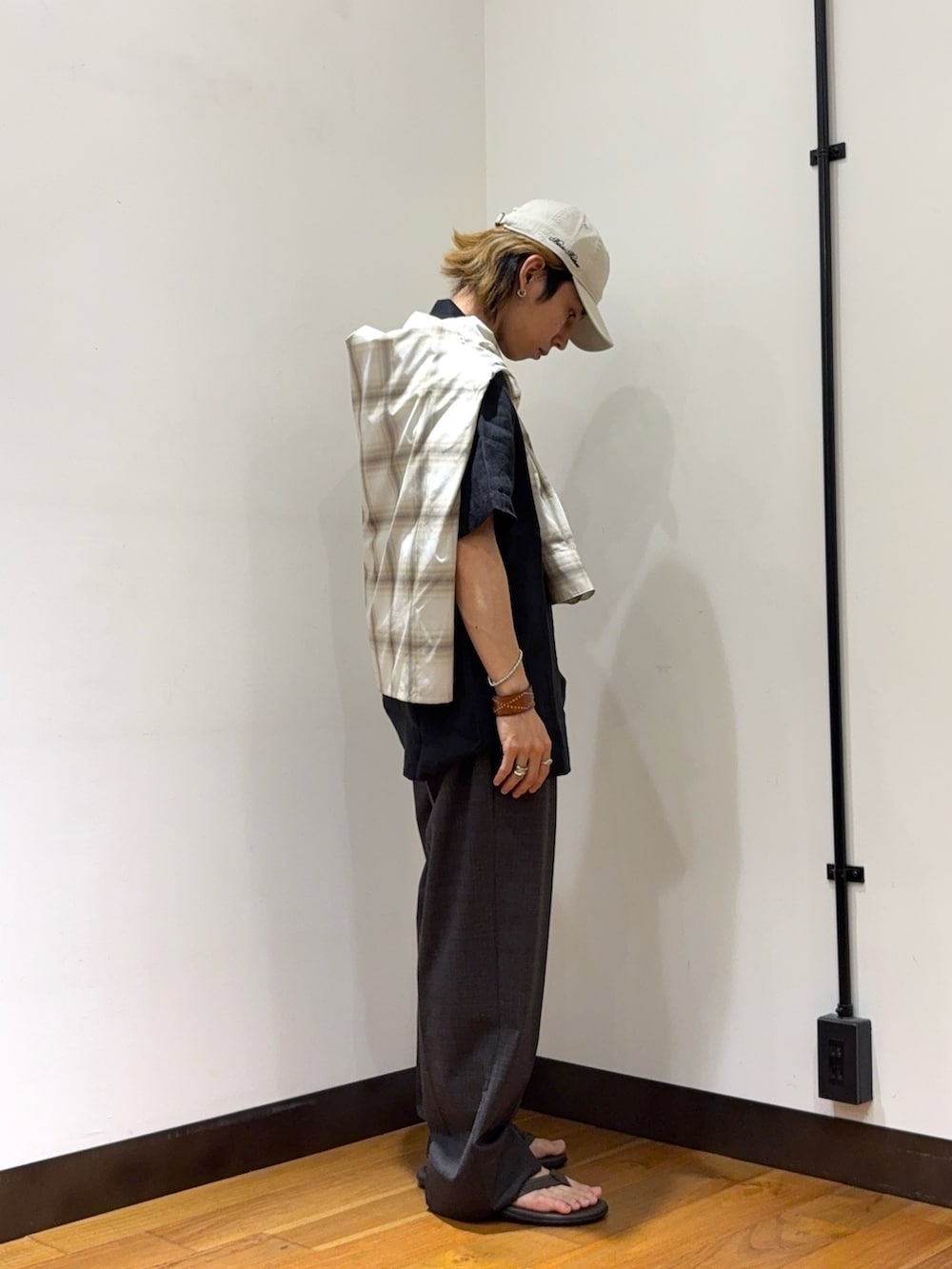 ブラック系のシャツ/ブラウス、ホワイト系のシャツ/ブラウス、ブラウン系のその他パンツを着用したメンズの夏コーディネートの4枚目の写真