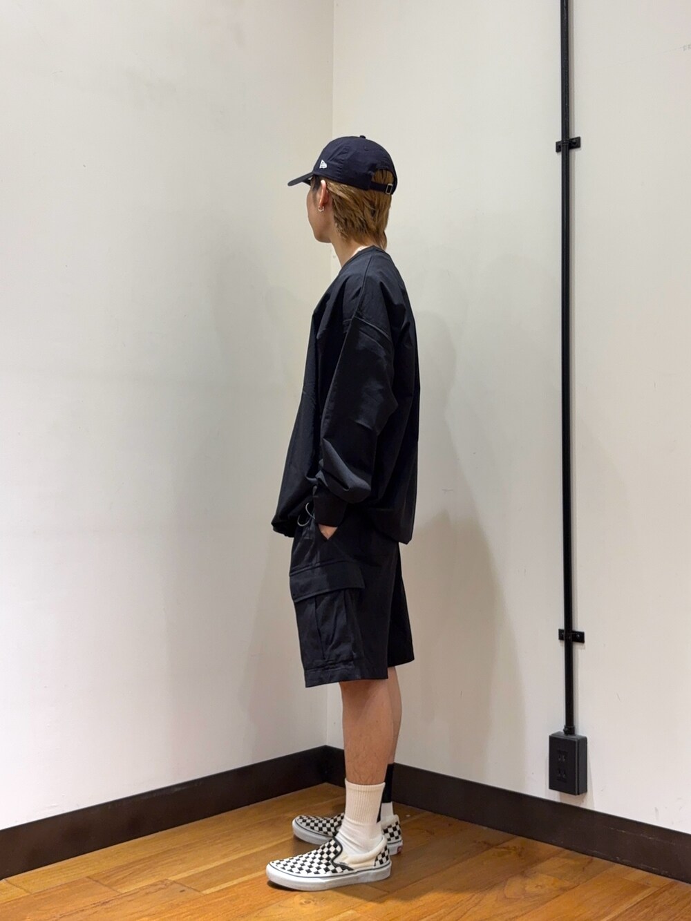 ブラック系のTシャツ/カットソー、ブラック系のその他パンツ、ホワイト系のソックス/靴下を着用したメンズの春コーディネートの2枚目の写真