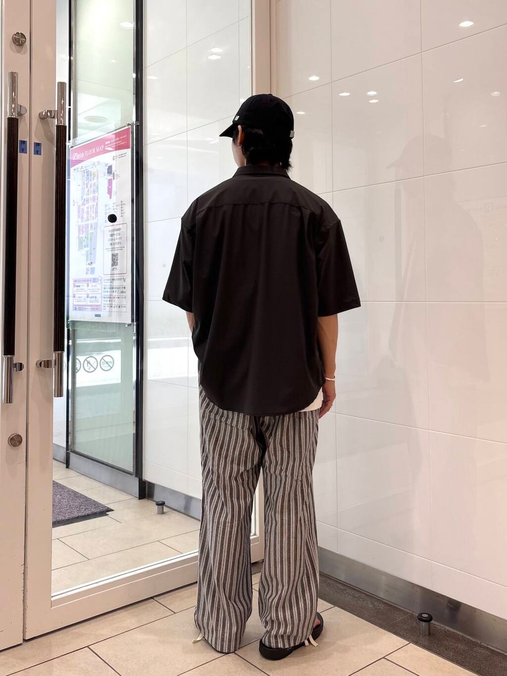 「シャツスタイル、ビッグシルエット、カジュアル、レイヤードスタイル、低身長、夏コーデ、20代、サンダルコーデ、機能性素材、キャップコーデ、アーバンスタイル、freezy、休日リラックススタイル、一枚で決まるtシャツ」|「OOFOSのOOFOS Ooriginal(サンダル、ブラック系)」を使った、オタケさん(メンズ・162cm)の夏コーディネートの3枚目の写真