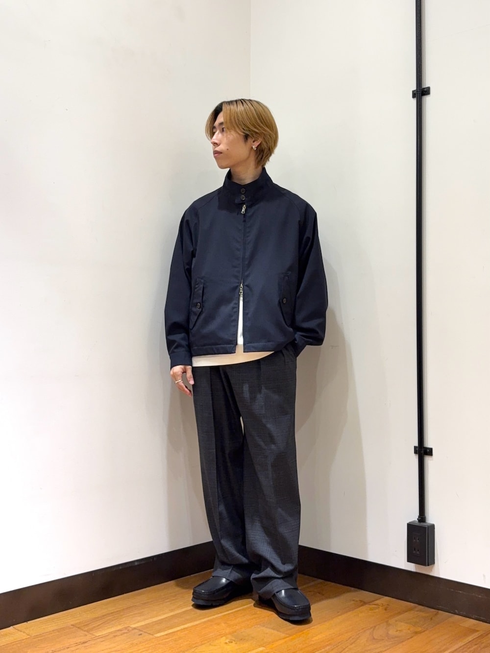 ブルー系のその他アウター、グレー系のその他パンツ、ブラック系のローファーを着用したメンズの春コーディネートの5枚目の写真