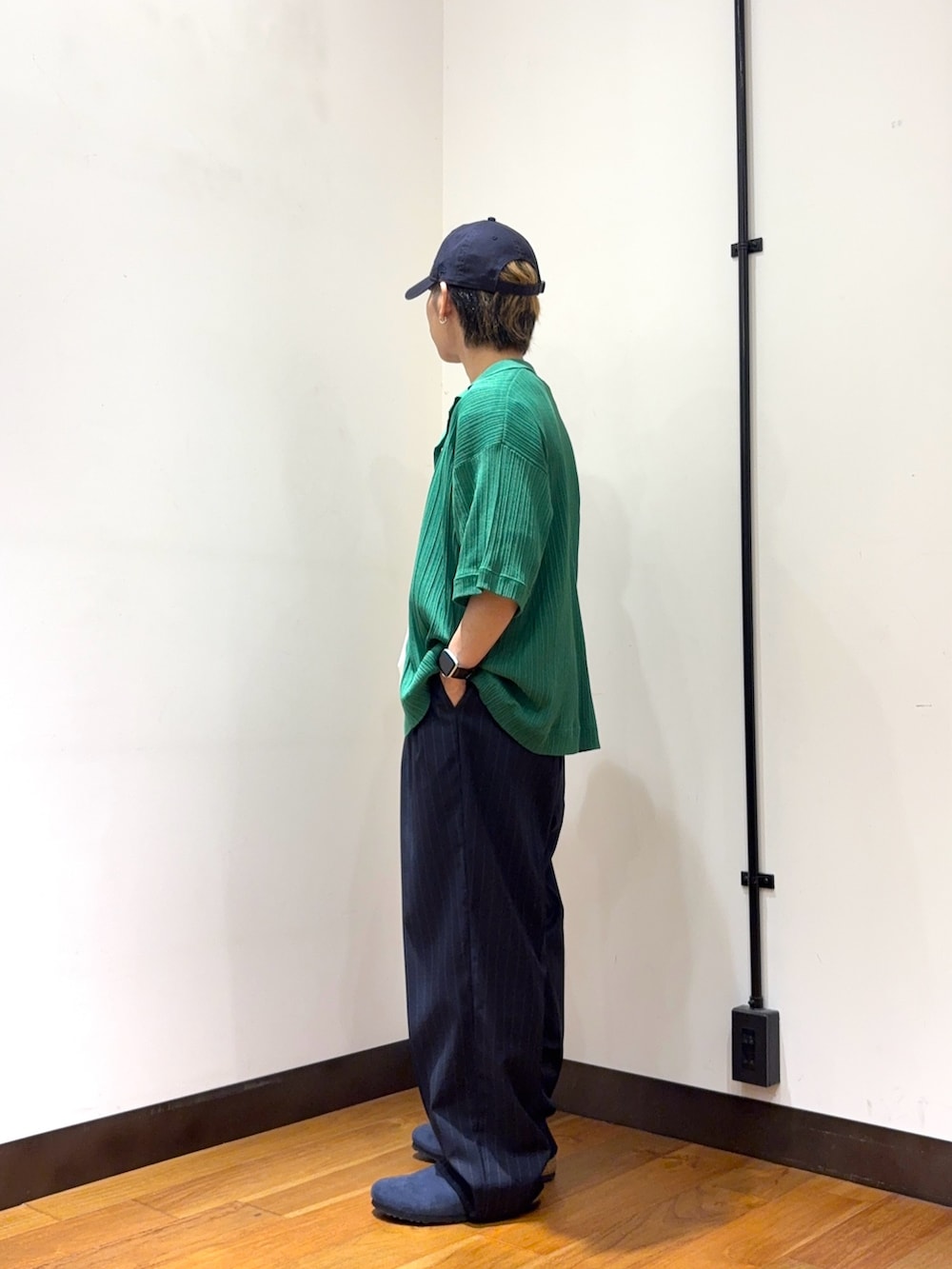 グリーン系のシャツ/ブラウス、ホワイト系のTシャツ/カットソー、ブルー系のその他パンツを着用したメンズの夏コーディネートの2枚目の写真