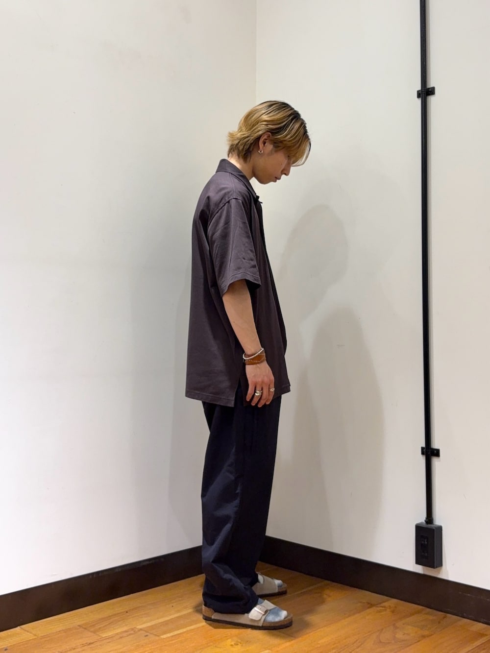ブラウン系のシャツ/ブラウス、ブルー系のその他パンツ、ベージュ系のサンダルを着用したメンズの春コーディネートの4枚目の写真
