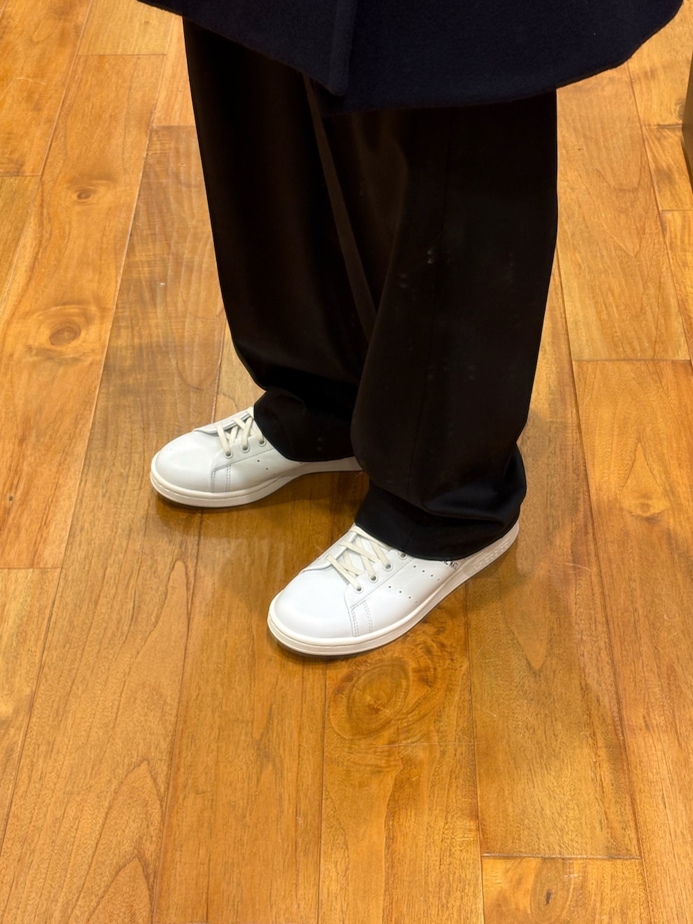 ブルー系のピーコート、グレー系のカーディガン/ボレロ、ブラック系のその他パンツを着用したメンズの冬コーディネートの6枚目の写真