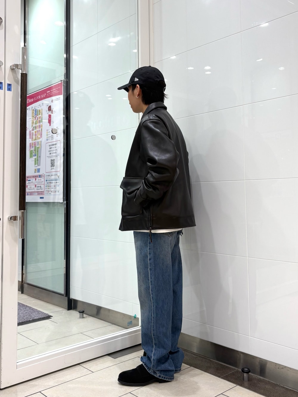 ブラウン系のその他アウター、ブルー系のデニムパンツ、ホワイト系のTシャツ/カットソーを着用したメンズの秋コーディネートの2枚目の写真