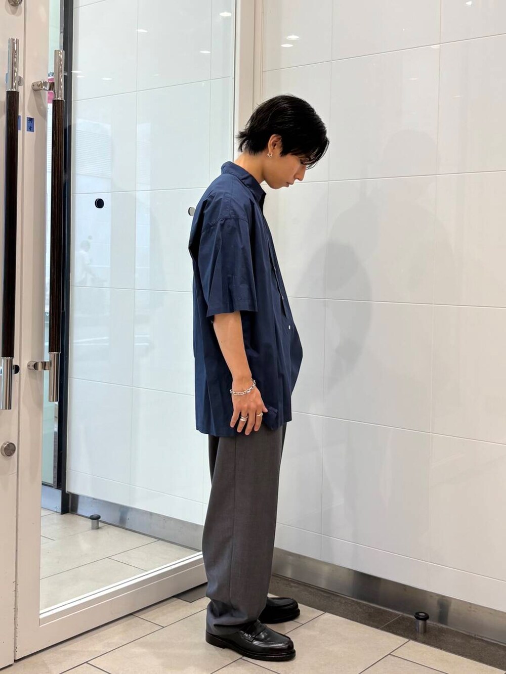 グレー系のその他パンツ、ブルー系のシャツ/ブラウス、ブラック系のドレスシューズを着用したメンズの夏コーディネートの4枚目の写真