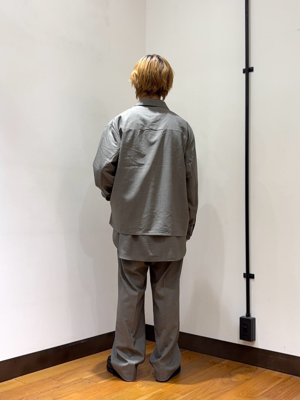 グレー系のブルゾン、グレー系のシャツ/ブラウス、グレー系のその他パンツを着用したメンズの春コーディネートの3枚目の写真