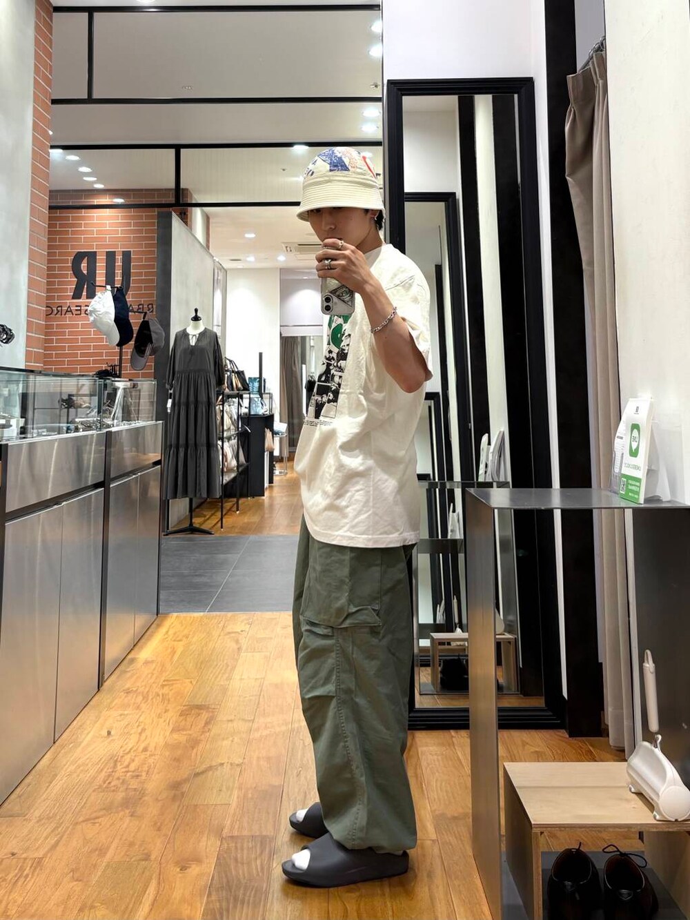 グリーン系のその他パンツ、グレー系のサンダル、ホワイト系のTシャツ/カットソーを着用したメンズの夏コーディネートの2枚目の写真