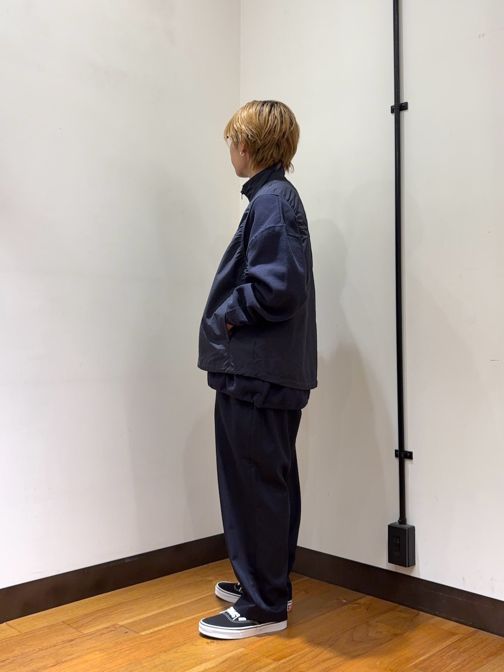 ブルー系のベスト、グレー系のTシャツ/カットソー、ブルー系のその他パンツを着用したメンズの冬コーディネートの2枚目の写真