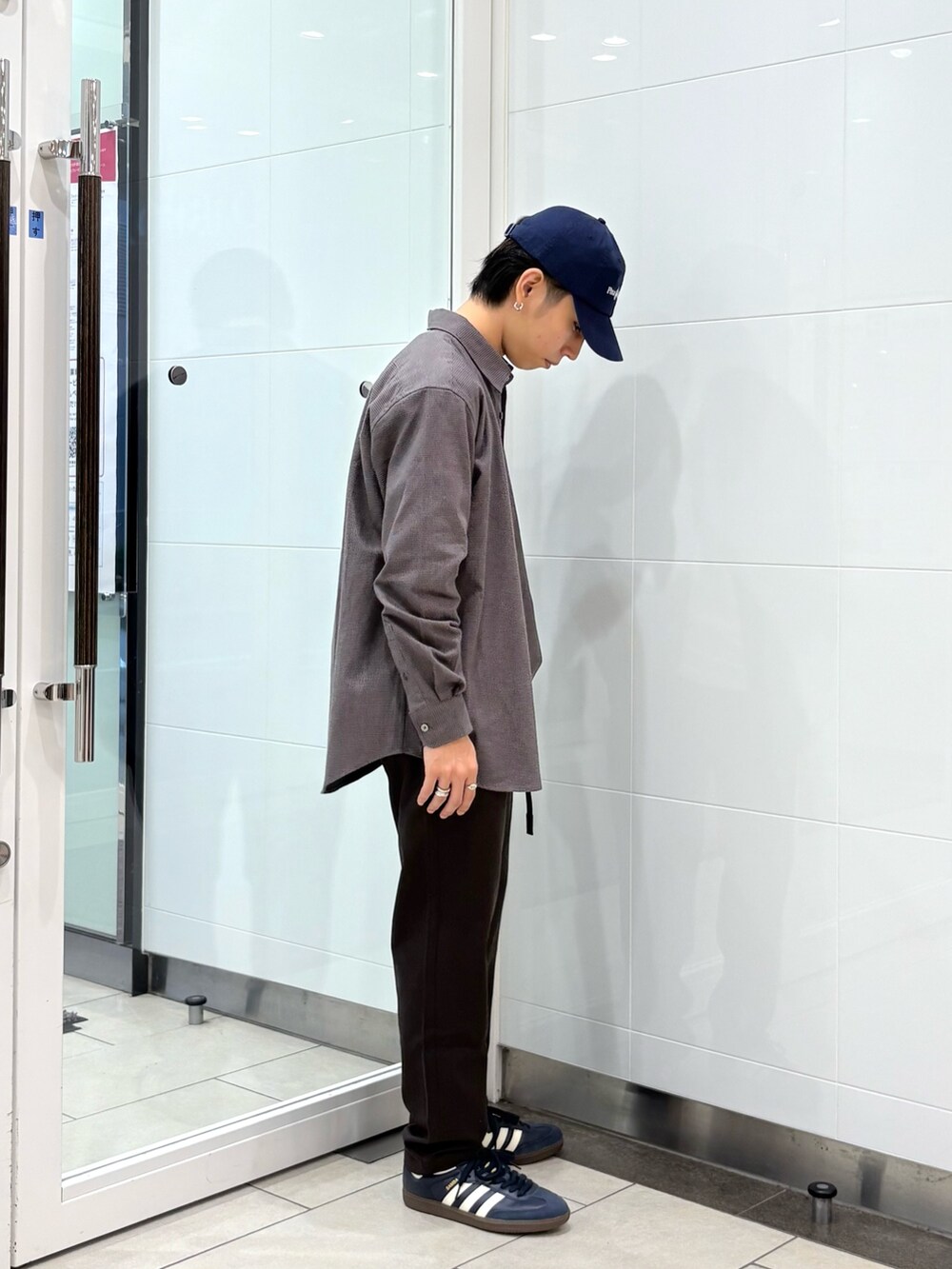 グレー系のシャツ/ブラウス、ベージュ系のその他パンツ、ブルー系のスニーカーを着用したメンズの秋コーディネートの4枚目の写真