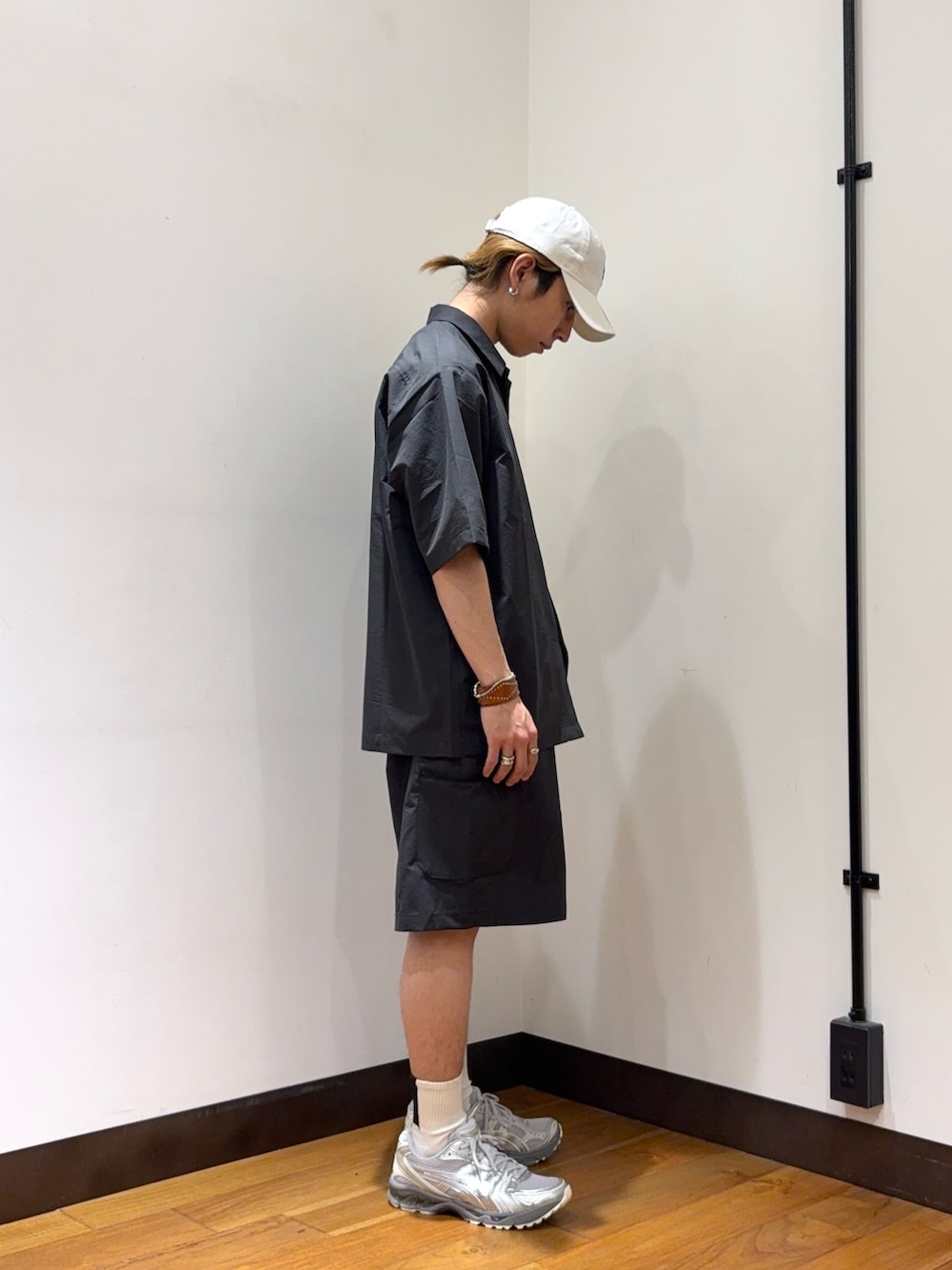 グレー系のシャツ/ブラウス、グレー系のその他パンツ、ホワイト系のキャップを着用したメンズの春コーディネートの4枚目の写真