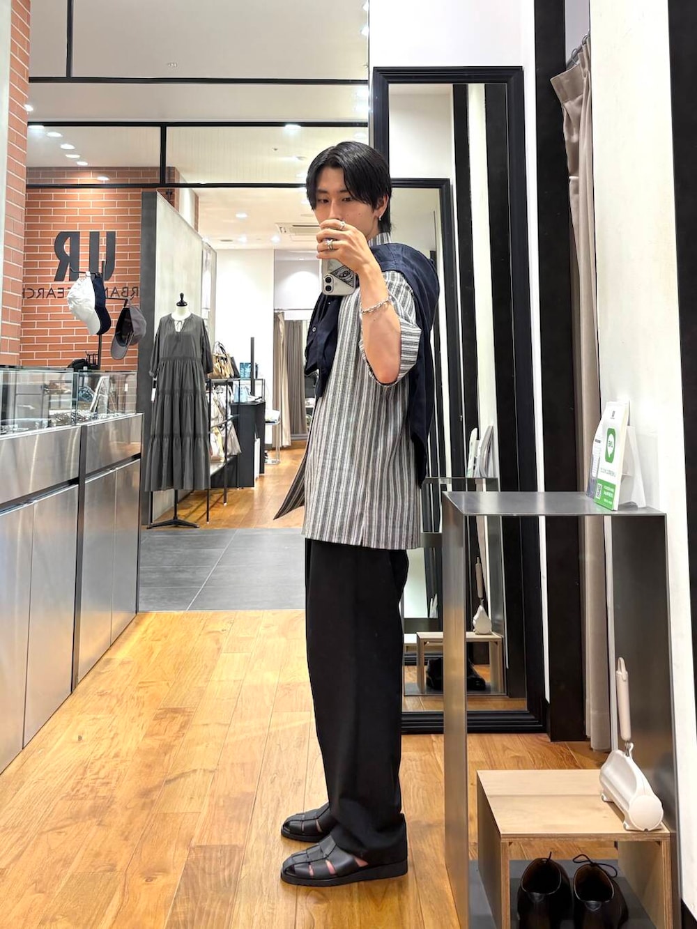 「シャツスタイル、ビッグシルエット、キレイめ、スラックス、オーバーサイズ、デートコーデ、革靴、ワントーン、リラックススタイル、URBANRESEARCH、シンプルコーデ、低身長、夏コーデ、休日スタイル、20代」｜「URBAN RESEARCHのウォッシャブルウールサイロフィルスラックス（その他パンツ、ブラック系）」を使った、オタケさん（メンズ・162cm）の夏コーディネートの2枚目の写真