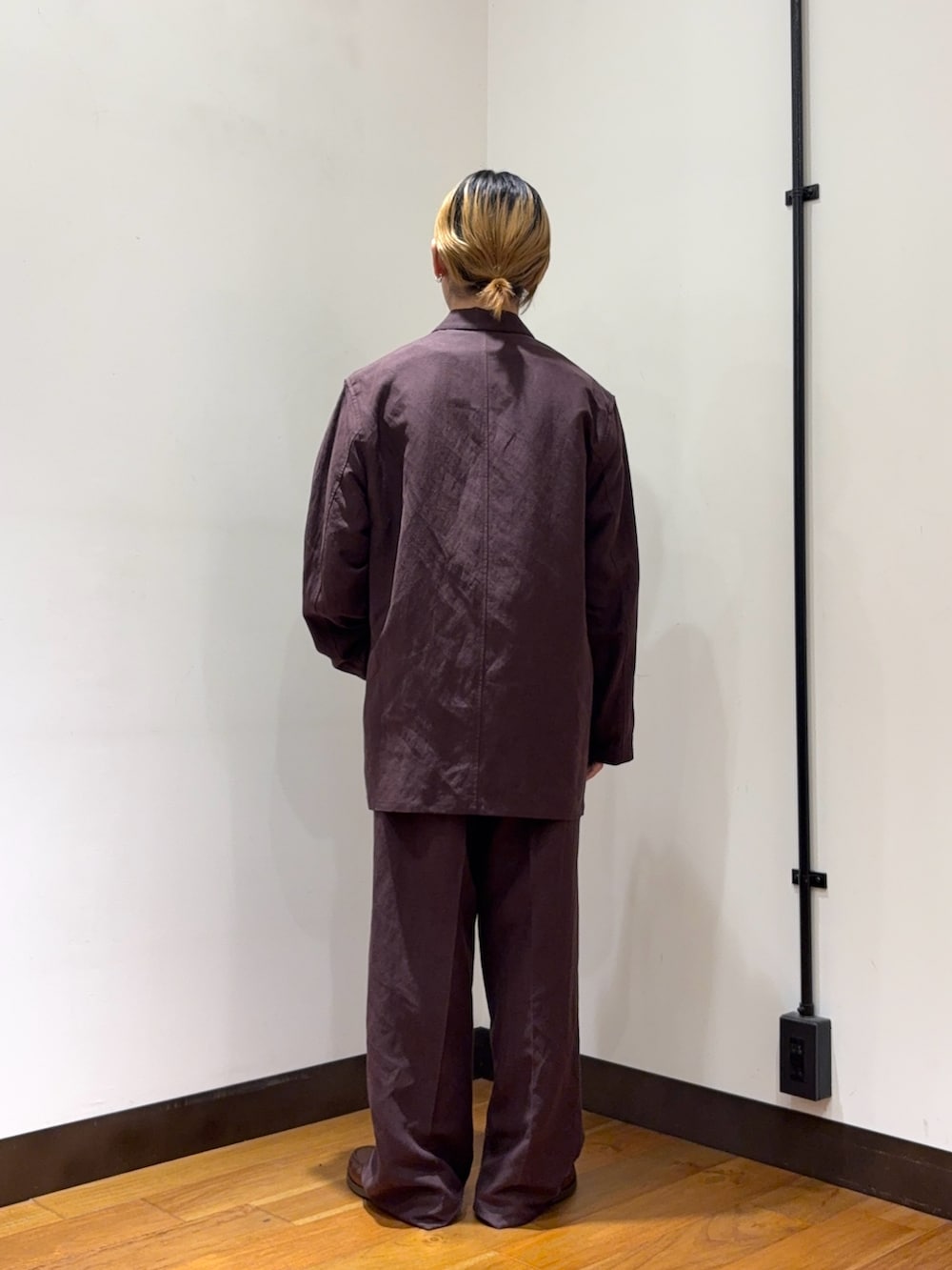 ブラウン系のその他パンツ、ブラウン系のローファー、ブラウン系のその他アウターを着用したメンズの春コーディネートの3枚目の写真