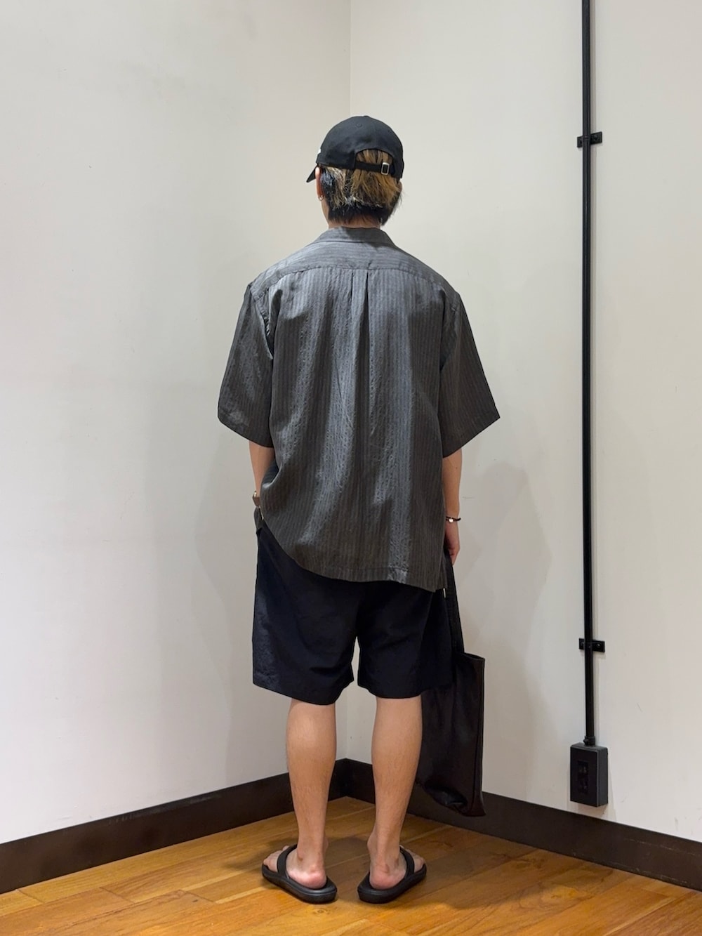 ブラック系のシャツ/ブラウス、その他のTシャツ/カットソー、ブラック系のその他パンツを着用したメンズの夏コーディネートの4枚目の写真